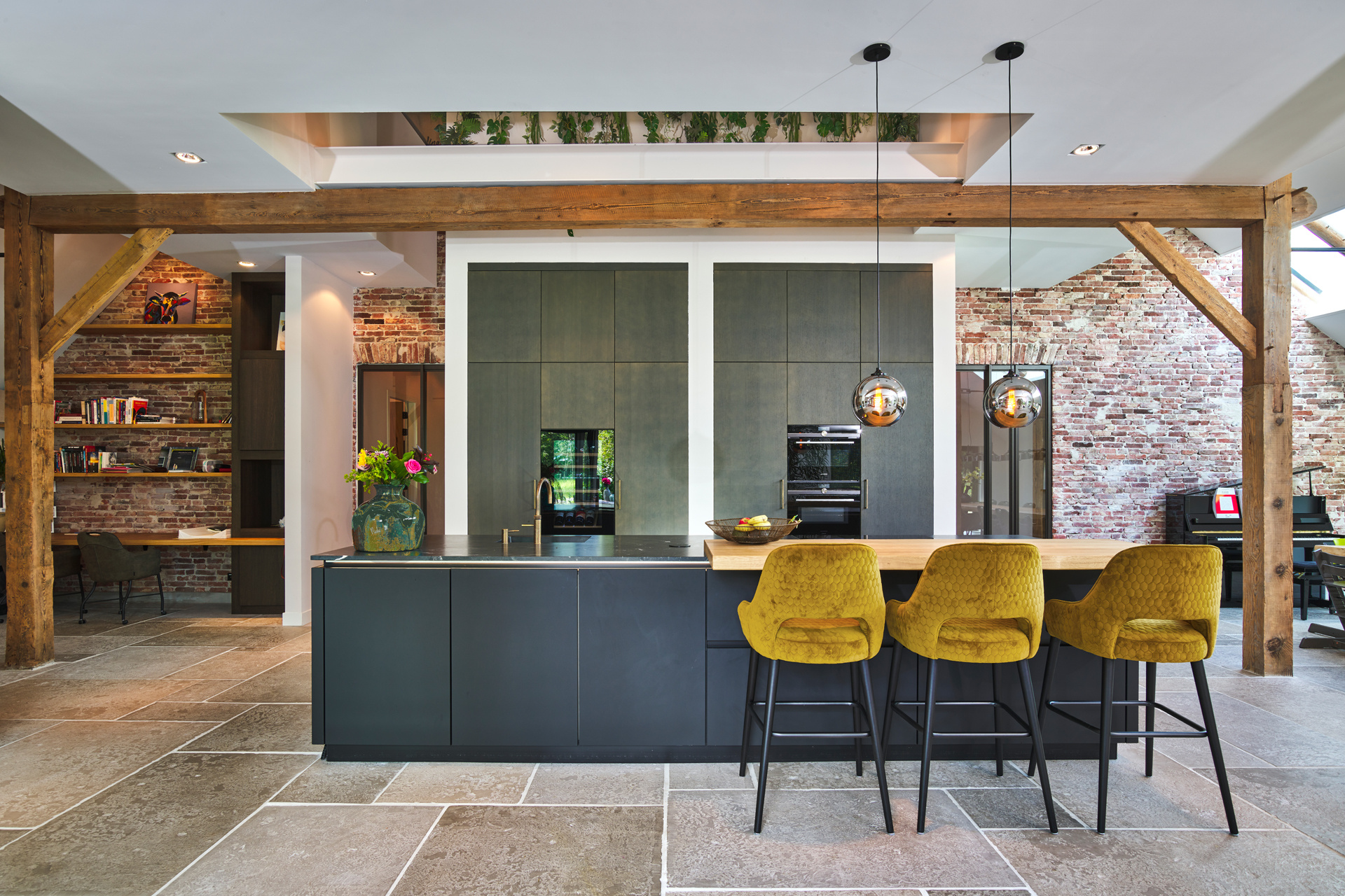 open kitchen with cooking island: central kitchen wall with dark cabinets, pendant lights and wooden beams over the island, Luxe, Design, Exclusief, Modern, Maatwerk, Bijzondere, Mooie