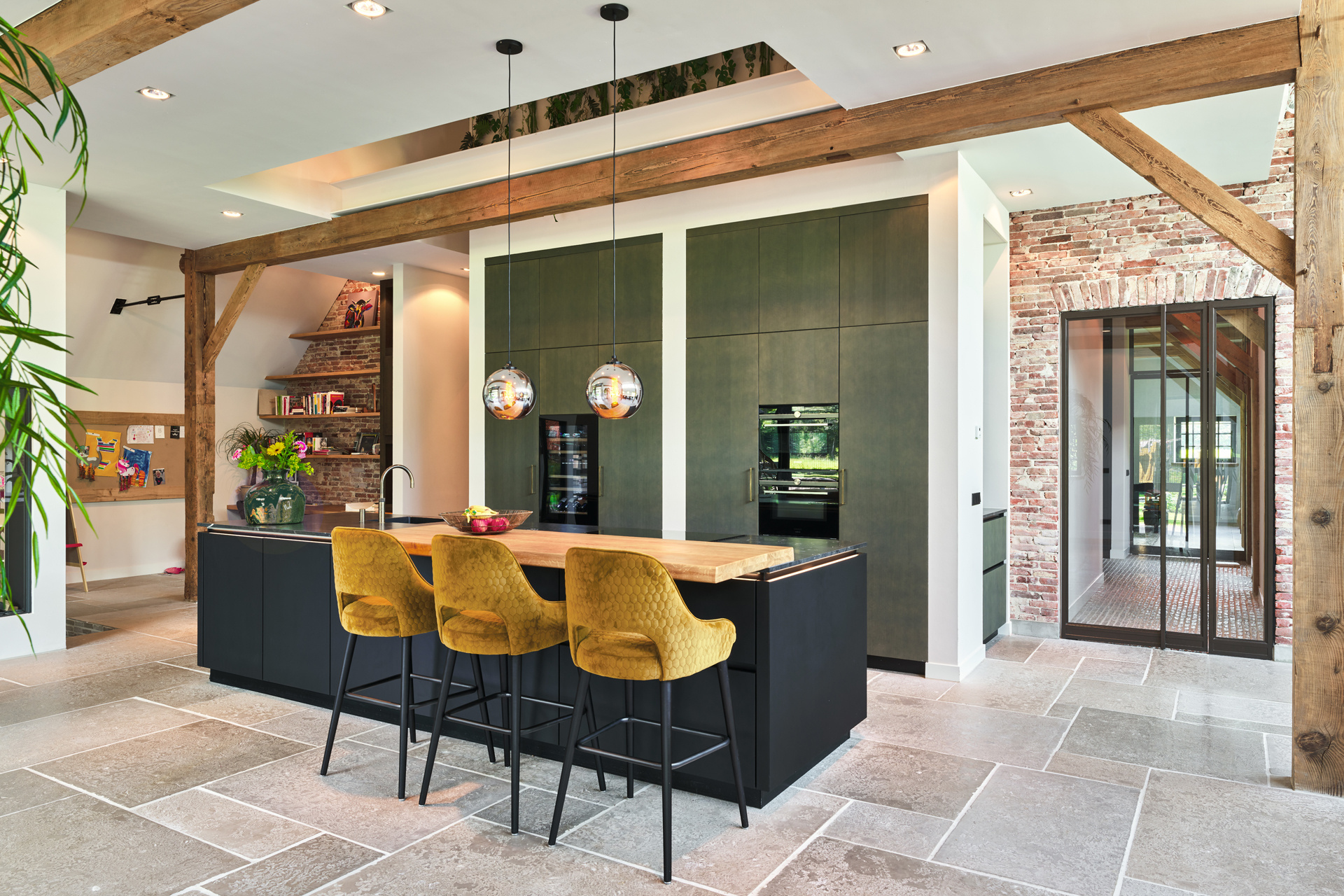 Open kitchen with cooking island, wooden beams and view to the garden through large doors, Luxe, Design, Exclusief, Modern, Maatwerk, Bijzondere, Mooie