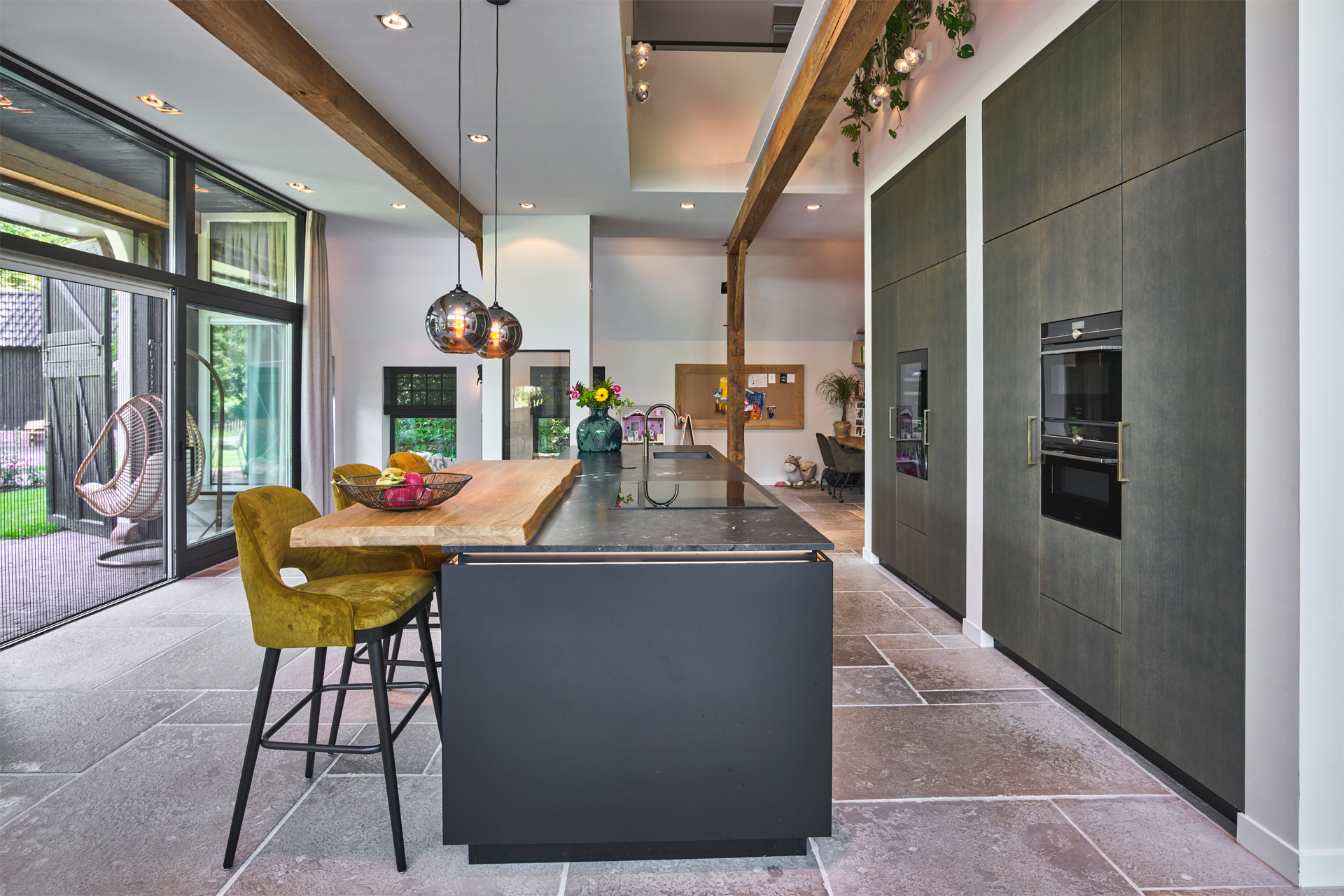 open kitchen with cooking island: cooking area with countertop, pendant lights and large windows in the open kitchen, Luxe, Design, Exclusief, Modern, Maatwerk, Bijzondere, Mooie