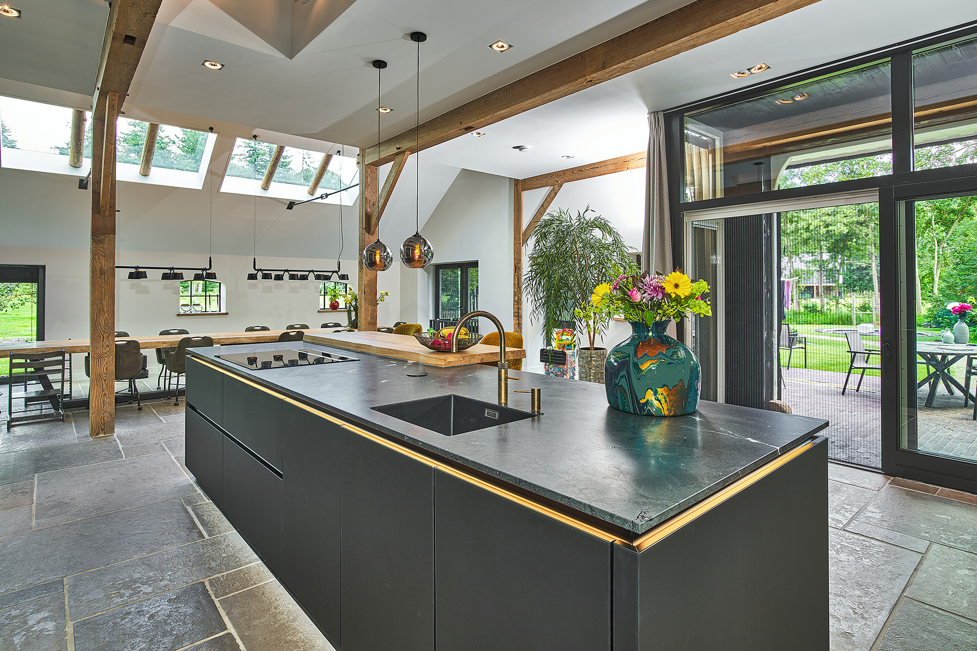 open kitchen with cooking island: cooking island with dark fronts, countertop and round pendant lights in open kitchen, Luxe, Design, Exclusief, Modern, Maatwerk, Bijzondere, Mooie