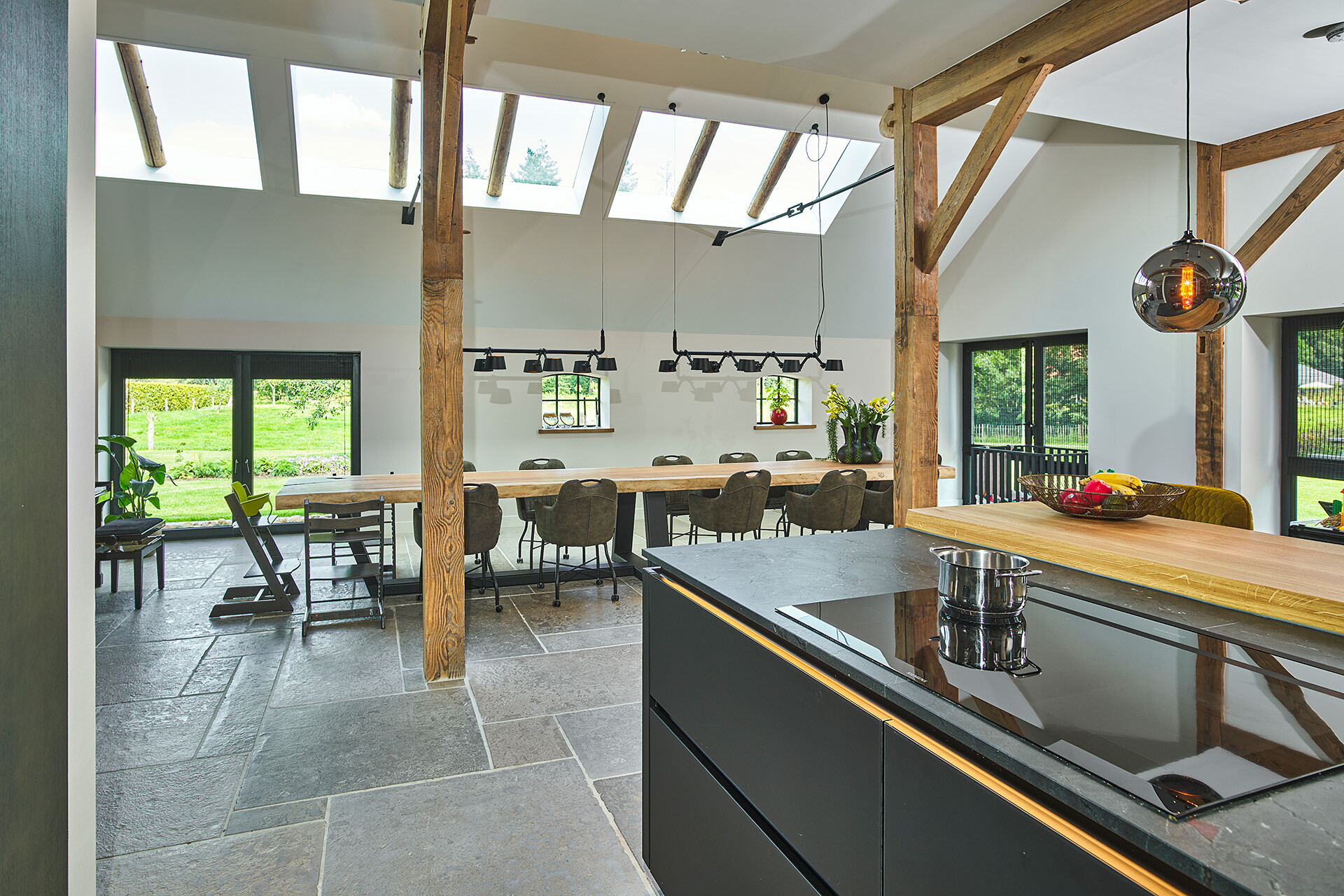 Open kitchen with cooking island, wooden beams and a view toward the dining area with windows, Luxe, Design, Exclusief, Modern, Maatwerk, Bijzondere, Mooie