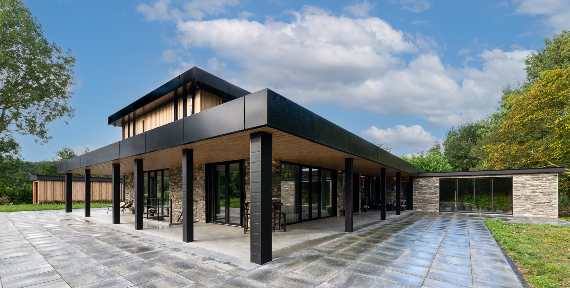 modern home natural stone strip cladding: close-up of covered overhang with wooden ceiling, natural stone wall and glass, Luxe, Design, Exclusief, Modern, Maatwerk, Bijzondere, Mooie