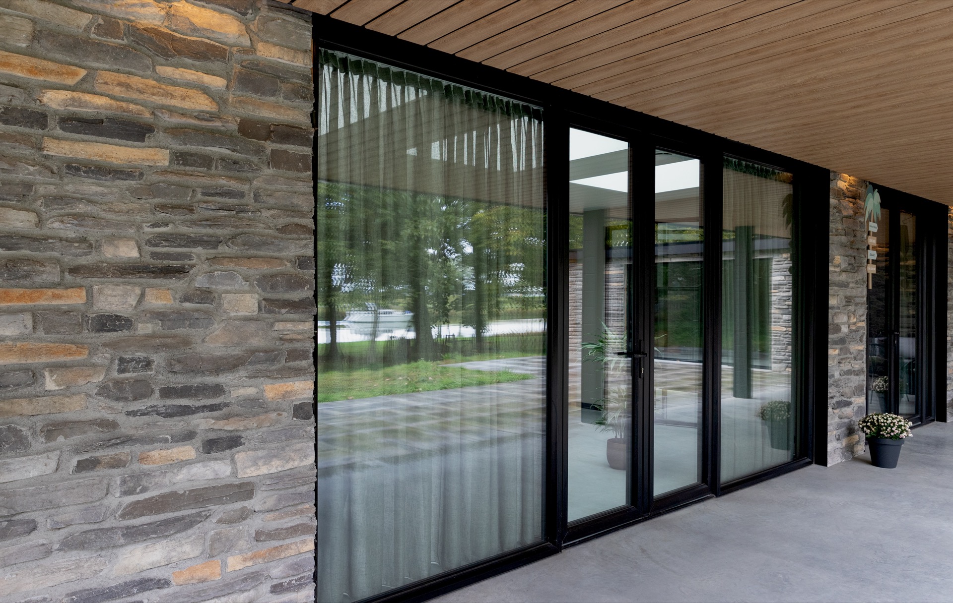 modern home natural stone strip cladding: covered outdoor passage with staircase, natural stone wall, wooden slat ceiling, Luxe, Design, Exclusief, Modern, Maatwerk, Bijzondere, Mooie