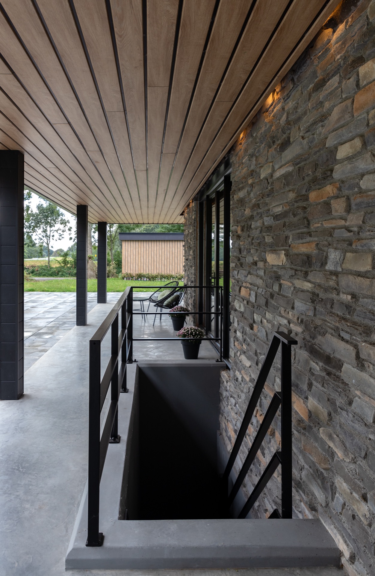 modern home natural stone strip cladding: corner detail with wooden slat ceiling and natural stone wall with subtle color, Luxe, Design, Exclusief, Modern, Maatwerk, Bijzondere, Mooie