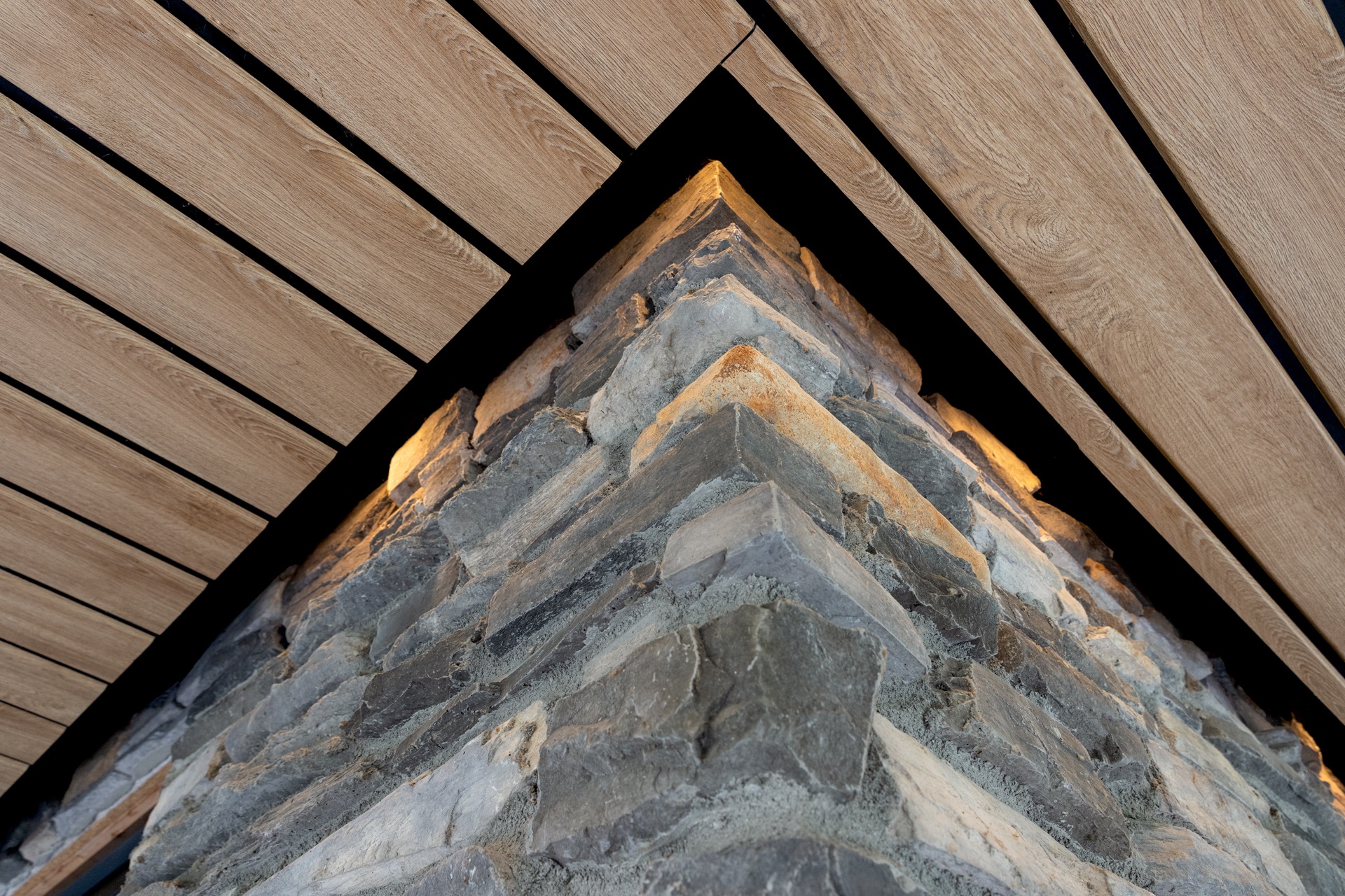 modern home natural stone strip cladding: natural stone wall with large glass panels and black frames in a modern hall, Luxe, Design, Exclusief, Modern, Maatwerk, Bijzondere, Mooie