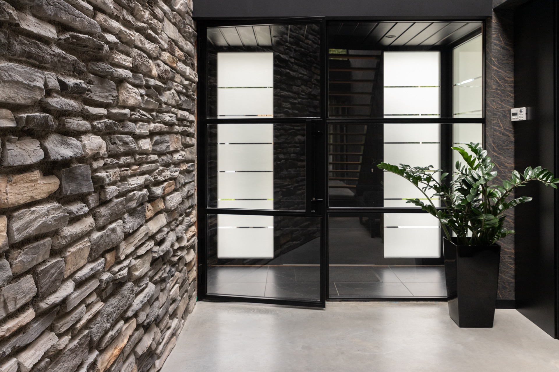 modern home natural stone strip cladding: hanging lamp by a natural stone wall with a large glass opening and a wood facade, Luxe, Design, Exclusief, Modern, Maatwerk, Bijzondere, Mooie