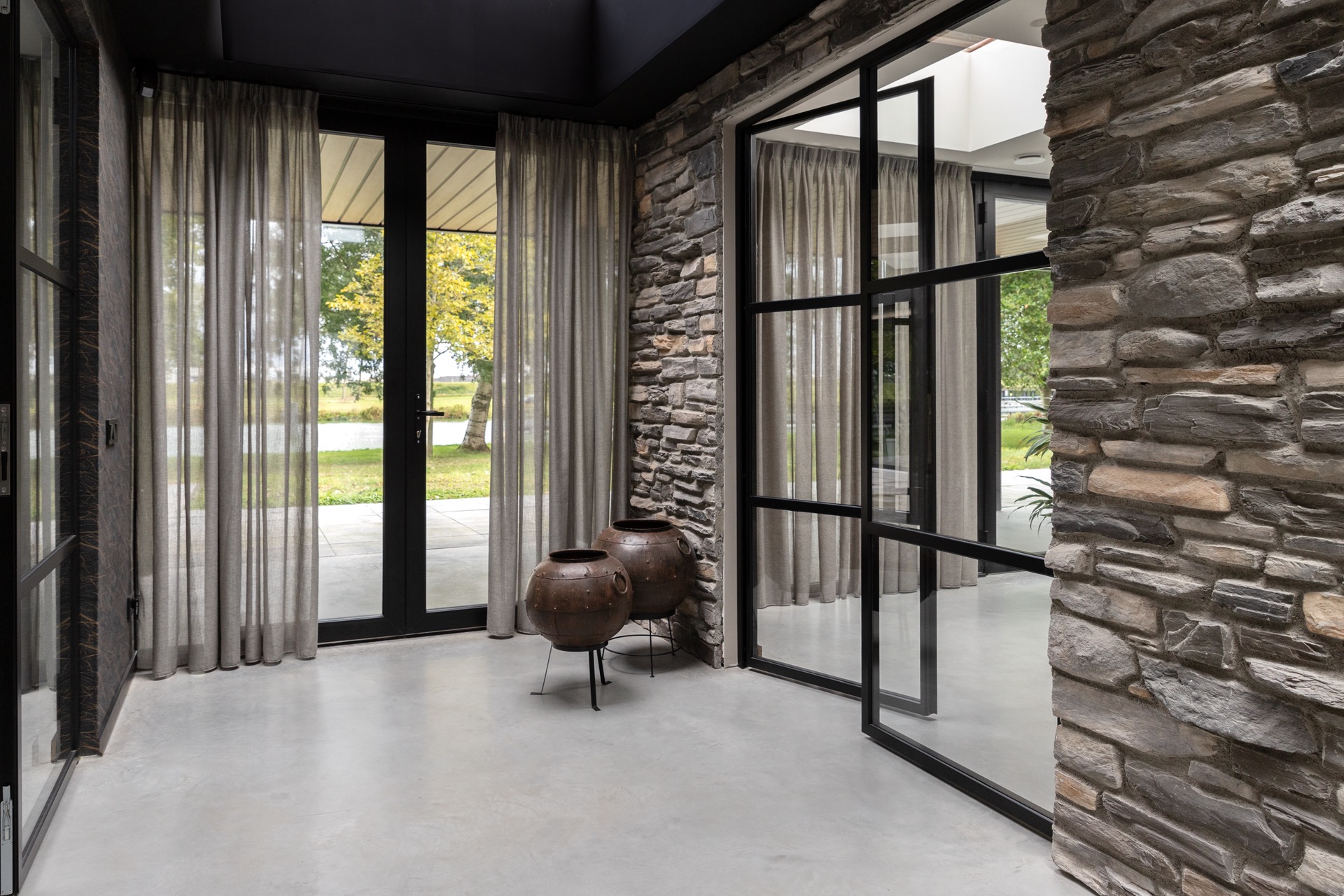 modern home natural stone strip cladding: entrance facade with natural stone wall, covered veranda, wood slats and black, Luxe, Design, Exclusief, Modern, Maatwerk, Bijzondere, Mooie