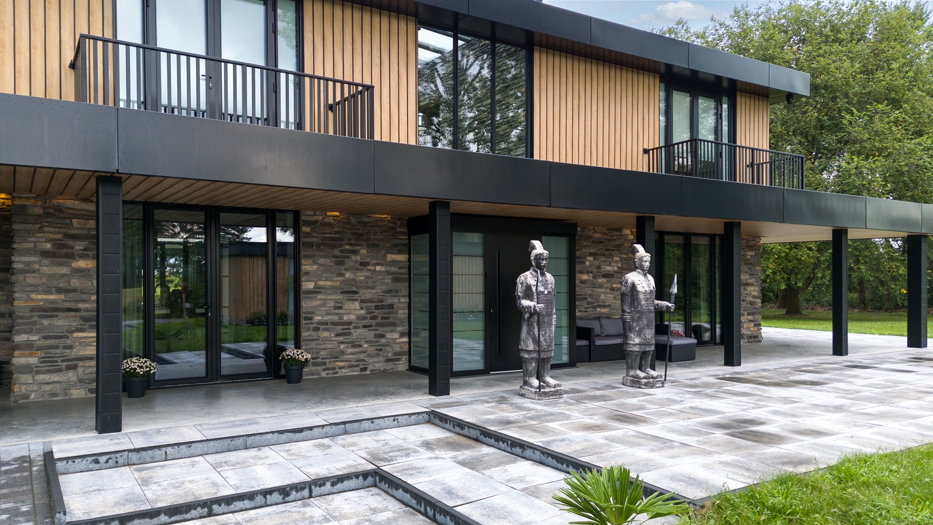 modern home natural stone strip cladding: wide view of facade and terrace with wood cladding, natural stone base and black, Luxe, Design, Exclusief, Modern, Maatwerk, Bijzondere, Mooie