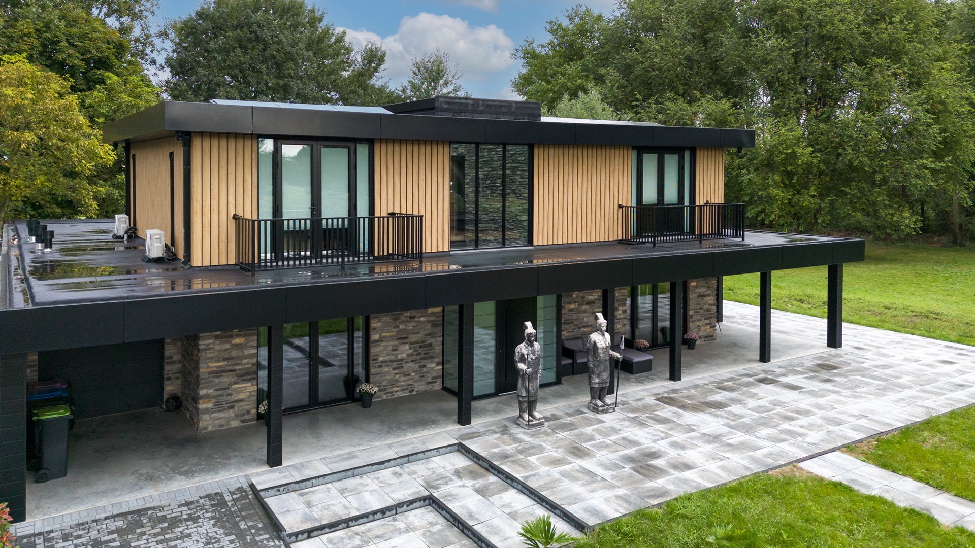 modern home natural stone strip cladding: covered veranda with wood cladding, natural stone strips and black columns next to, Luxe, Design, Exclusief, Modern, Maatwerk, Bijzondere, Mooie