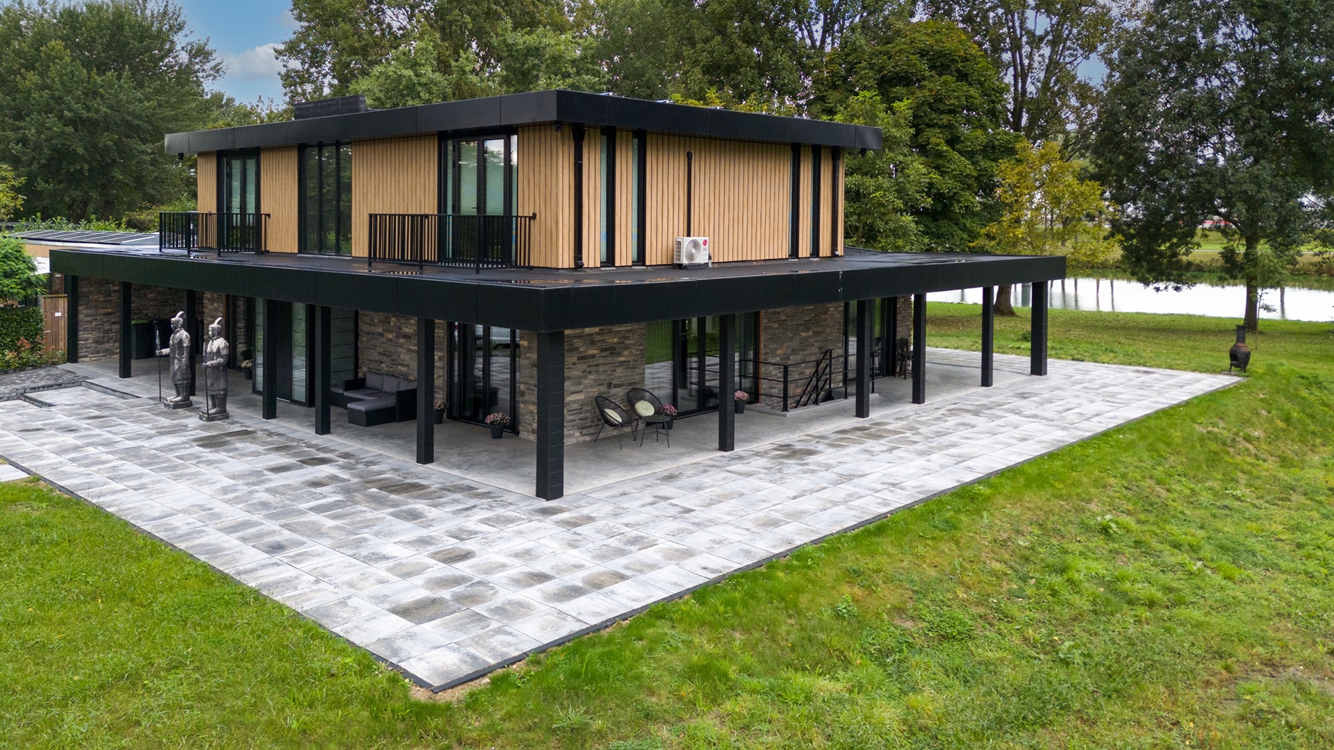 modern home natural stone strip cladding: entrance area with natural stone wall, wood slats and large glass opening with, Luxe, Design, Exclusief, Modern, Maatwerk, Bijzondere, Mooie