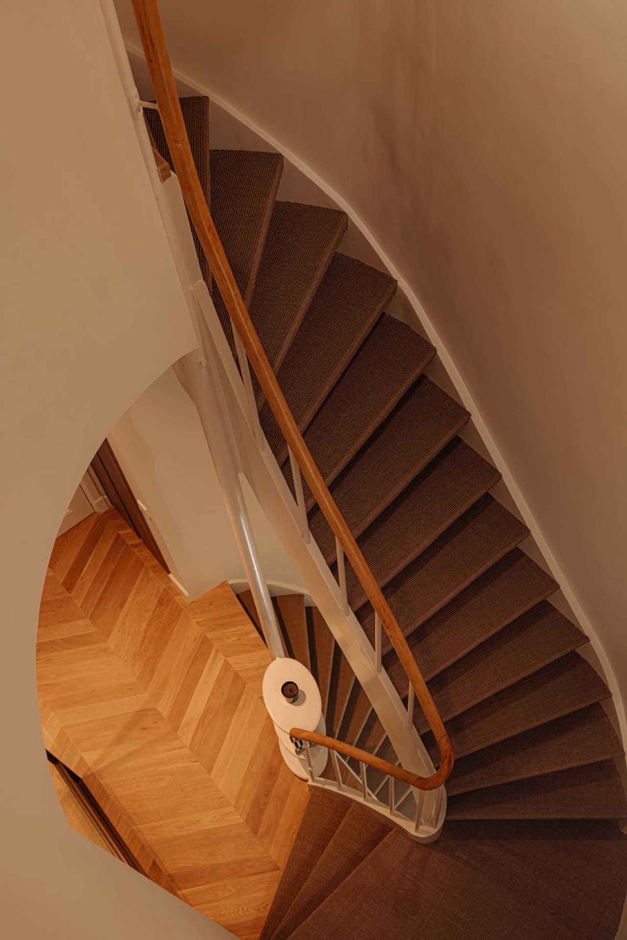 ristrutturazione case di campagna: dettaglio della scala con corrimano in legno, montanti bianchi e rivestimento dei gradini, Luxury, Design, Exclusive, Modern, Custom Made, Special, Beautiful