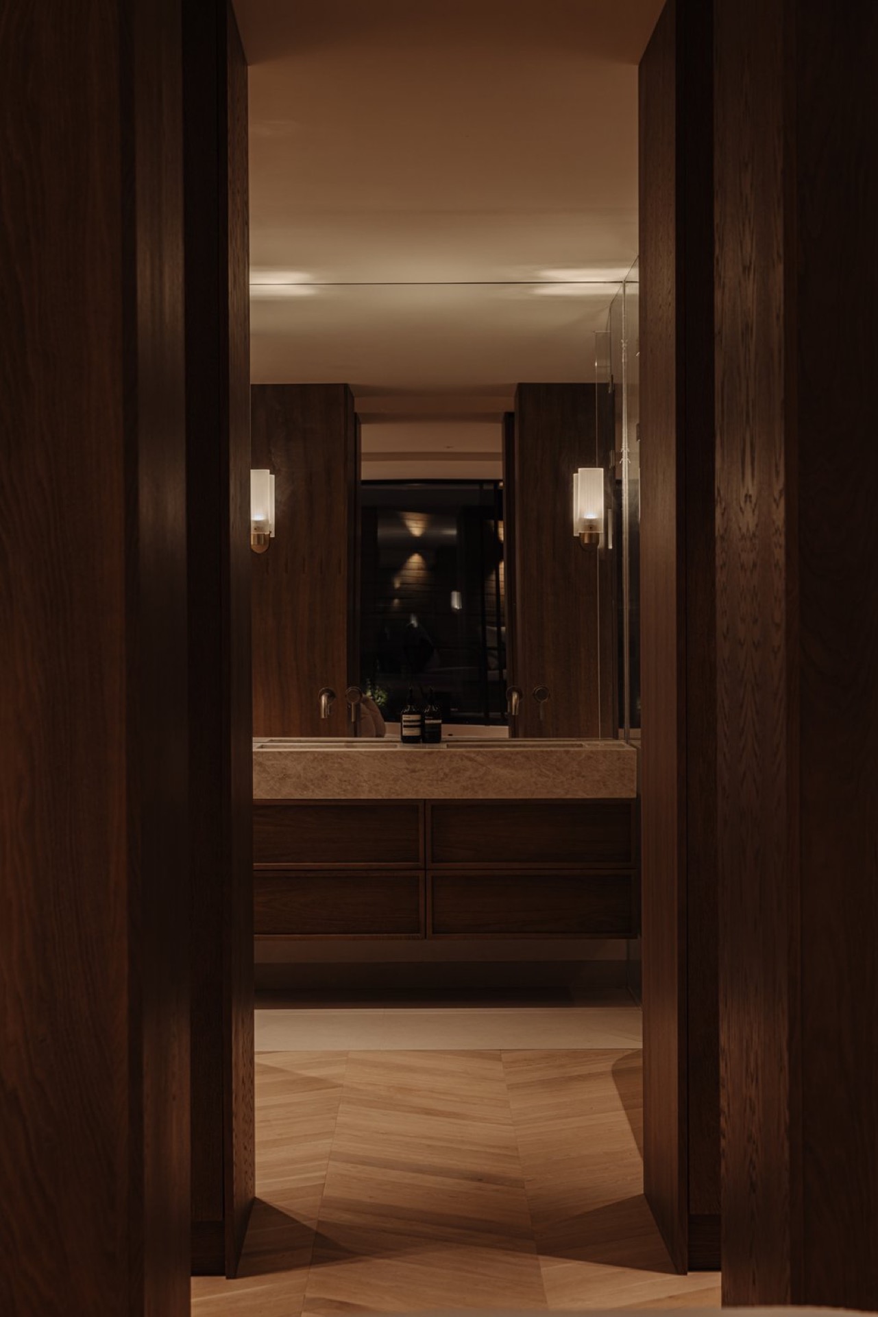 ristrutturazione case di campagna: passaggio stretto con pareti di armadi in legno su misura e pavimento effetto pietra, Luxury, Design, Exclusive, Modern, Custom Made, Special, Beautiful