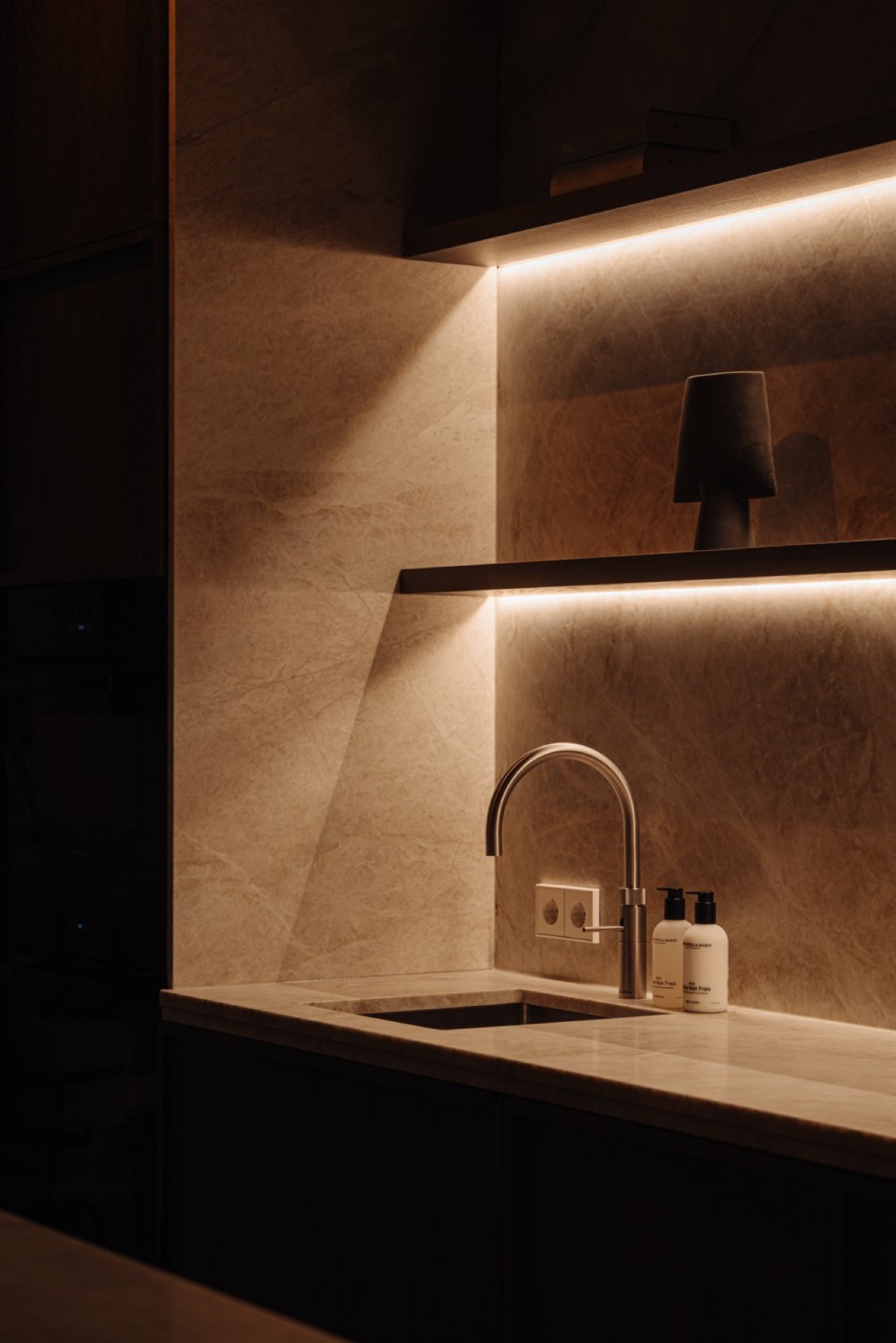 ristrutturazione case di campagna: dettaglio camera da letto con parete a pannelli e illuminazione integrata nella nicchia, Luxury, Design, Exclusive, Modern, Custom Made, Special, Beautiful