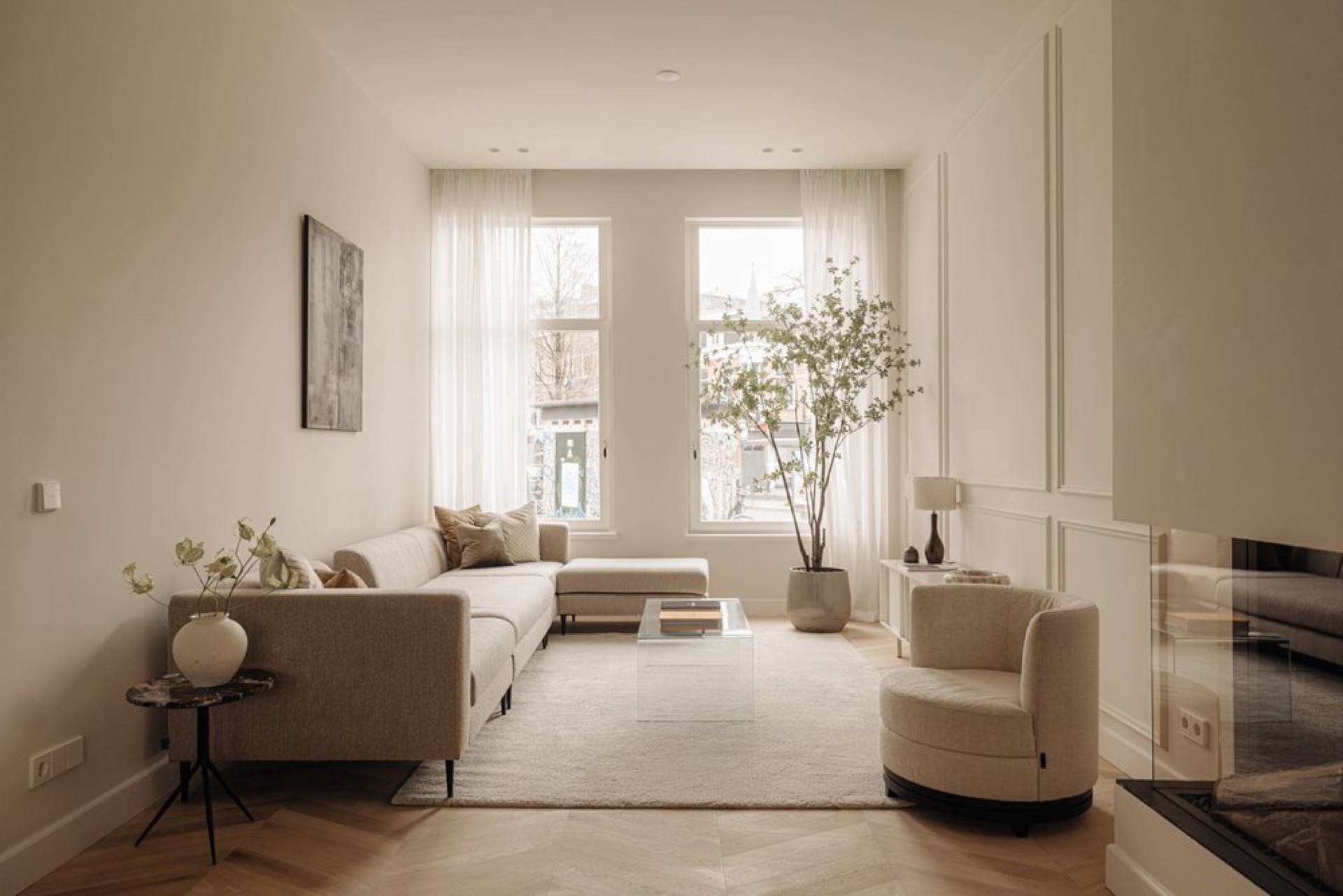 ristrutturazione case di campagna: soggiorno con sedute beige, tende bianche e nicchie a parete su misura, Luxury, Design, Exclusive, Modern, Custom Made, Special, Beautiful