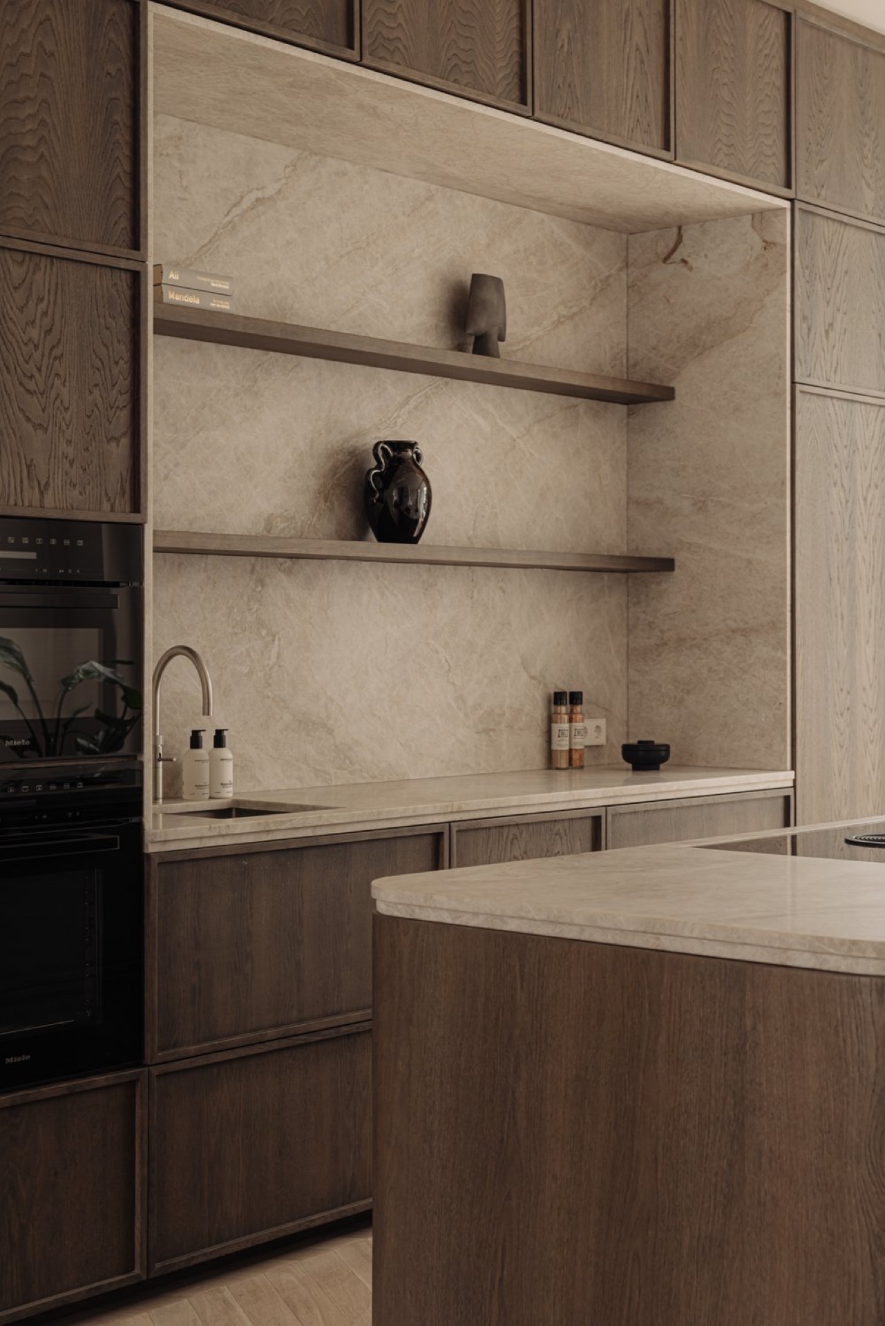 ristrutturazione case di campagna: dettaglio parete cucina con paraschizzi in pietra naturale e mensole in legno orizzontali, Luxury, Design, Exclusive, Modern, Custom Made, Special, Beautiful