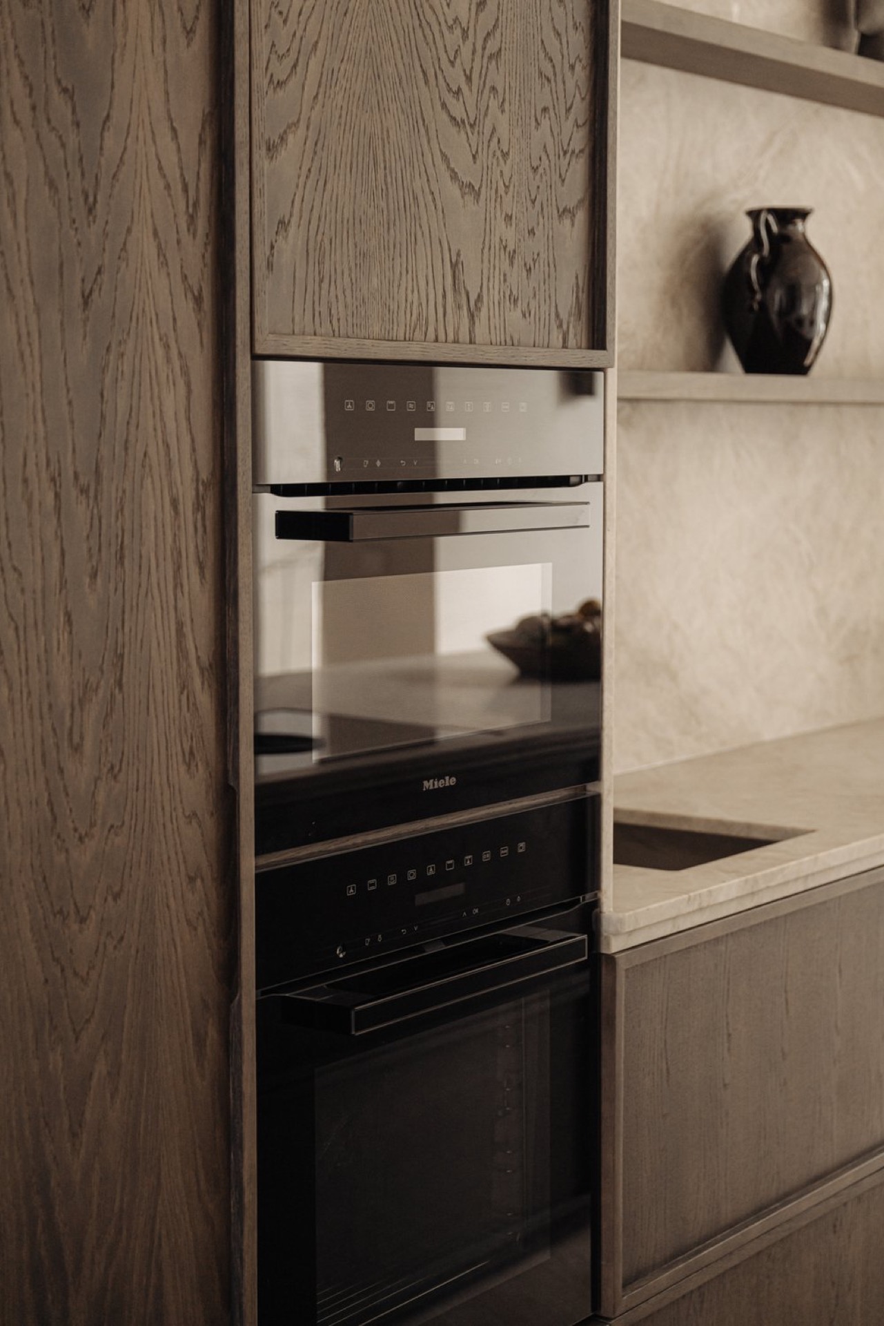 ristrutturazione case di campagna: dettaglio cucina con elettrodomestici integrati in mobili in legno e parete effetto pietra, Luxury, Design, Exclusive, Modern, Custom Made, Special, Beautiful