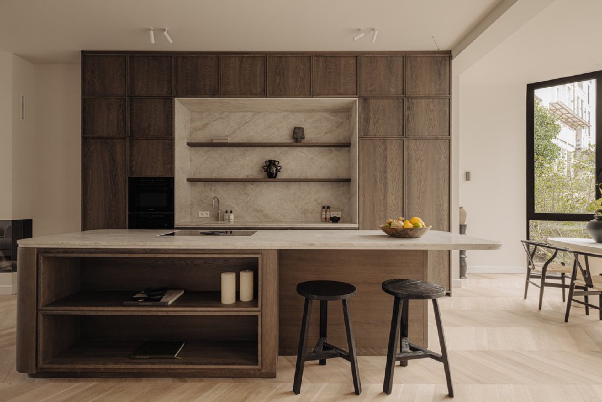 ristrutturazione case di campagna: cucina moderna con pannelli in legno e piano in pietra naturale con isola e sgabelli, Luxury, Design, Exclusive, Modern, Custom Made, Special, Beautiful