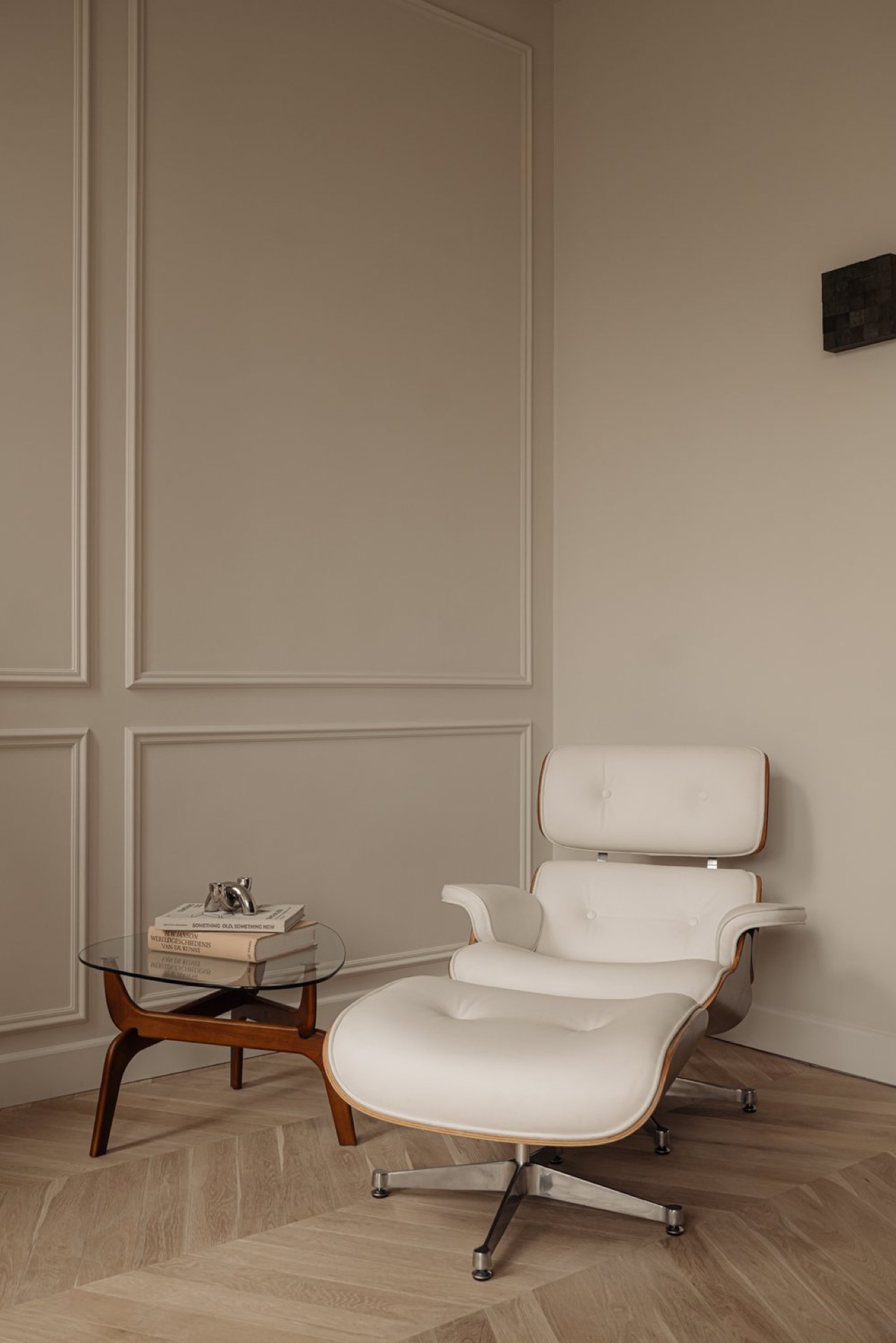 ristrutturazione case di campagna: dettaglio della parete con pannelli e modanature decorative con poltrona beige chiaro in, Luxury, Design, Exclusive, Modern, Custom Made, Special, Beautiful