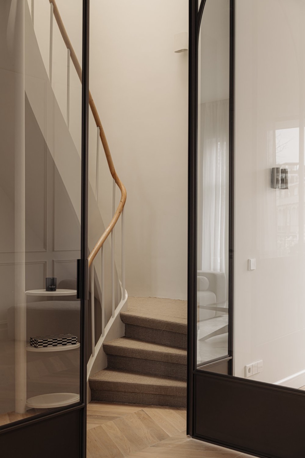 ristrutturazione case di campagna: scala con bianchi montanti laterali, corrimano in legno e telai in vetro in interni, Luxury, Design, Exclusive, Modern, Custom Made, Special, Beautiful