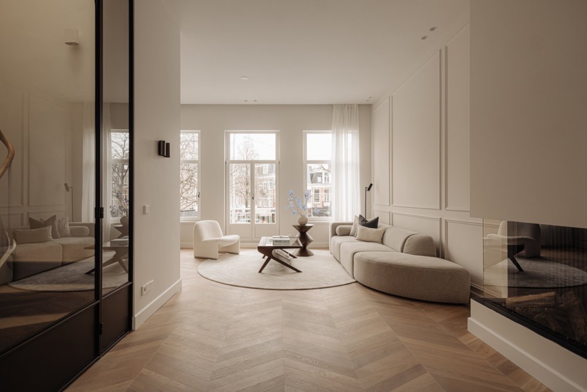ristrutturazione case di campagna: soggiorno luminoso con grandi finestre e porte in vetro, arredi beige e tende, Luxury, Design, Exclusive, Modern, Custom Made, Special, Beautiful
