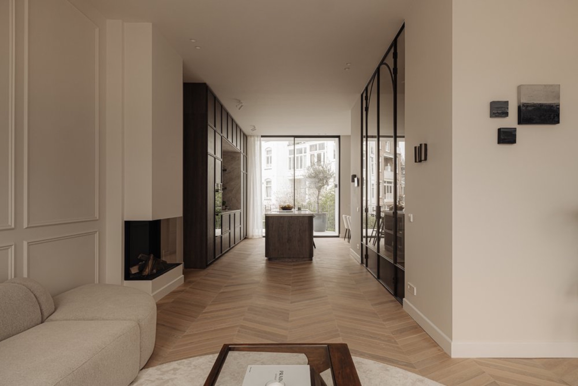 ristrutturazione case di campagna: corridoio tipo galleria con ringhiera in vetro, pareti chiare e pavimento in legno a spina, Luxury, Design, Exclusive, Modern, Custom Made, Special, Beautiful