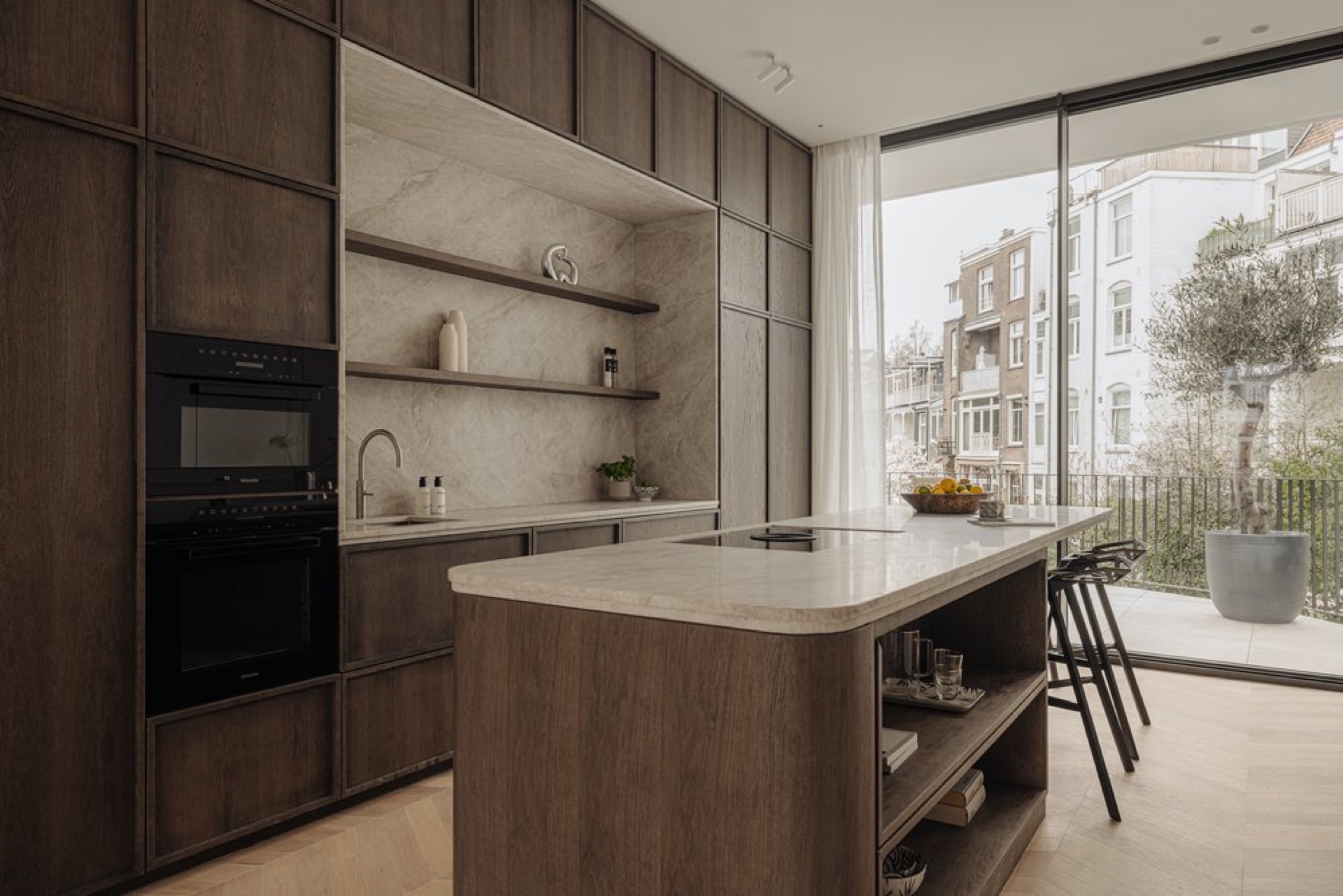 ristrutturazione case di campagna: cucina con paraschizzi in pietra naturale, frontali in legno su misura e grande vetrata, Luxury, Design, Exclusive, Modern, Custom Made, Special, Beautiful