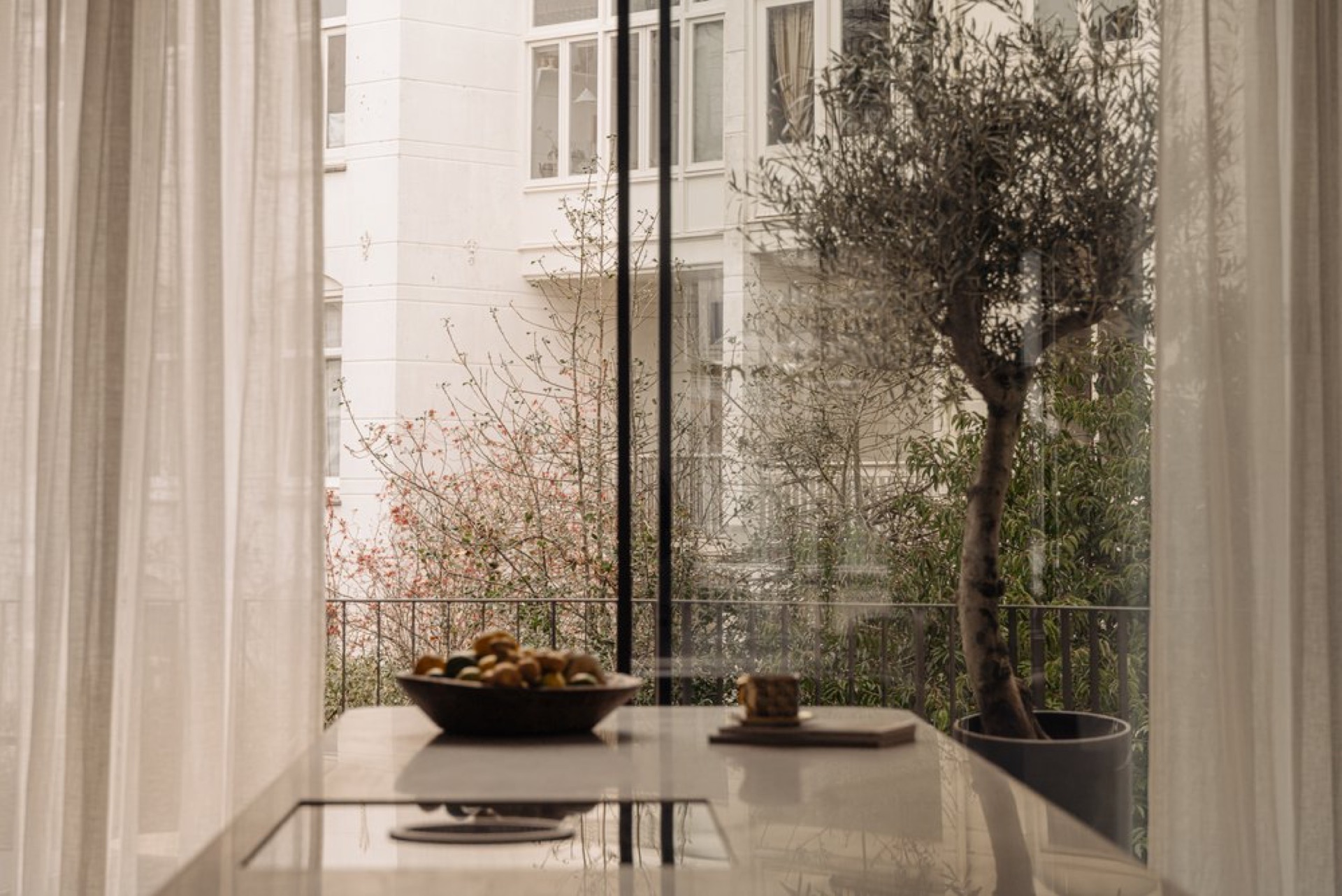 ristrutturazione case di campagna: terrazza con ringhiera in vetro e vista su facciate bianche all’esterno, Luxury, Design, Exclusive, Modern, Custom Made, Special, Beautiful