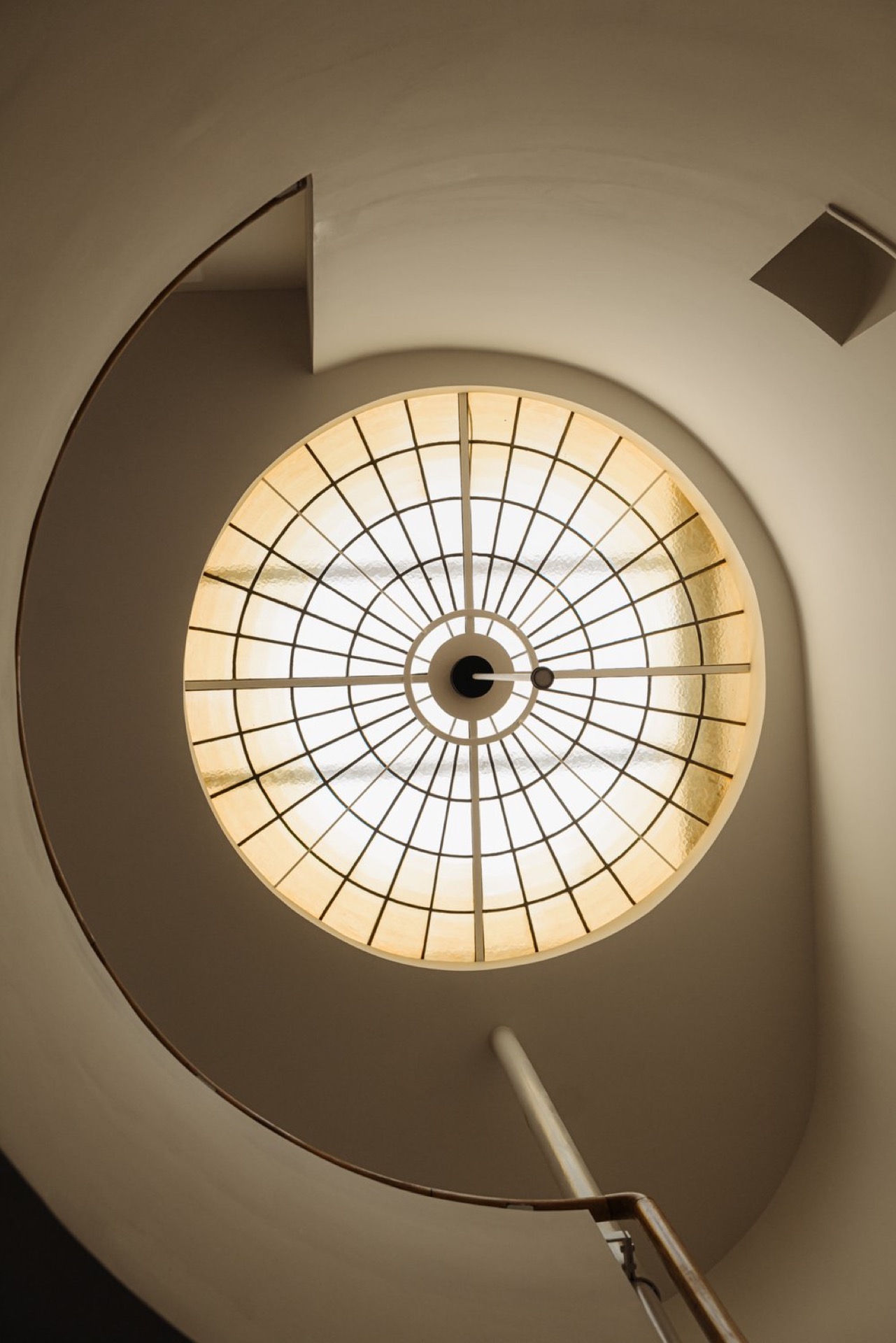 ristrutturazione case di campagna: luce rotonda a soffitto con motivo a segmenti sopra la scala e cupola visibile, Luxury, Design, Exclusive, Modern, Custom Made, Special, Beautiful