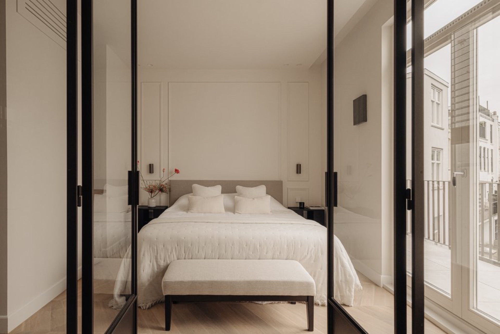 ristrutturazione case di campagna: camera da letto con sistema di telai neri, divisorio in vetro e pavimento chiaro, Luxury, Design, Exclusive, Modern, Custom Made, Special, Beautiful