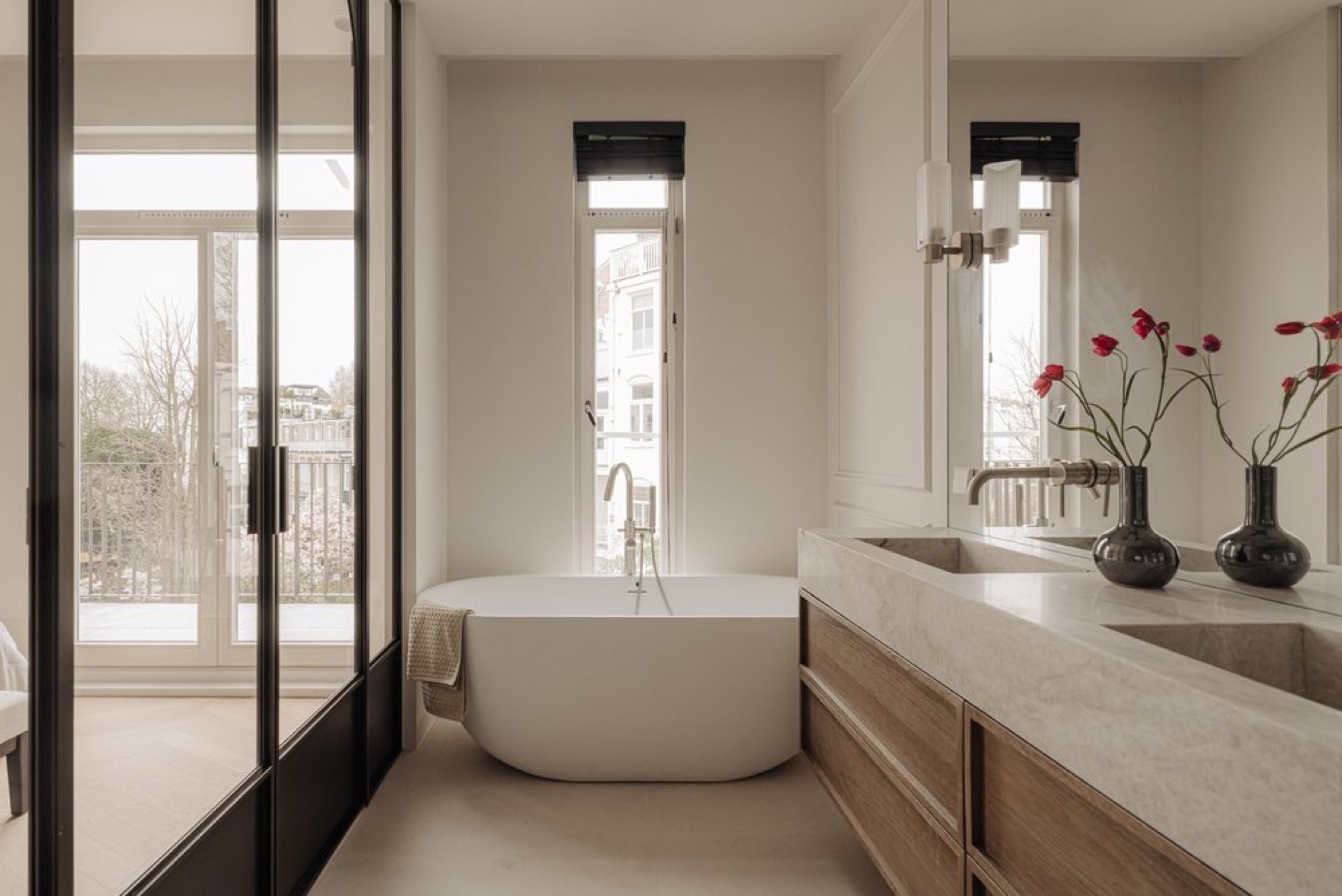 ristrutturazione case di campagna: dettaglio bagno con pietra naturale calda e linea luminosa integrata vicino a lavabo e, Luxury, Design, Exclusive, Modern, Custom Made, Special, Beautiful