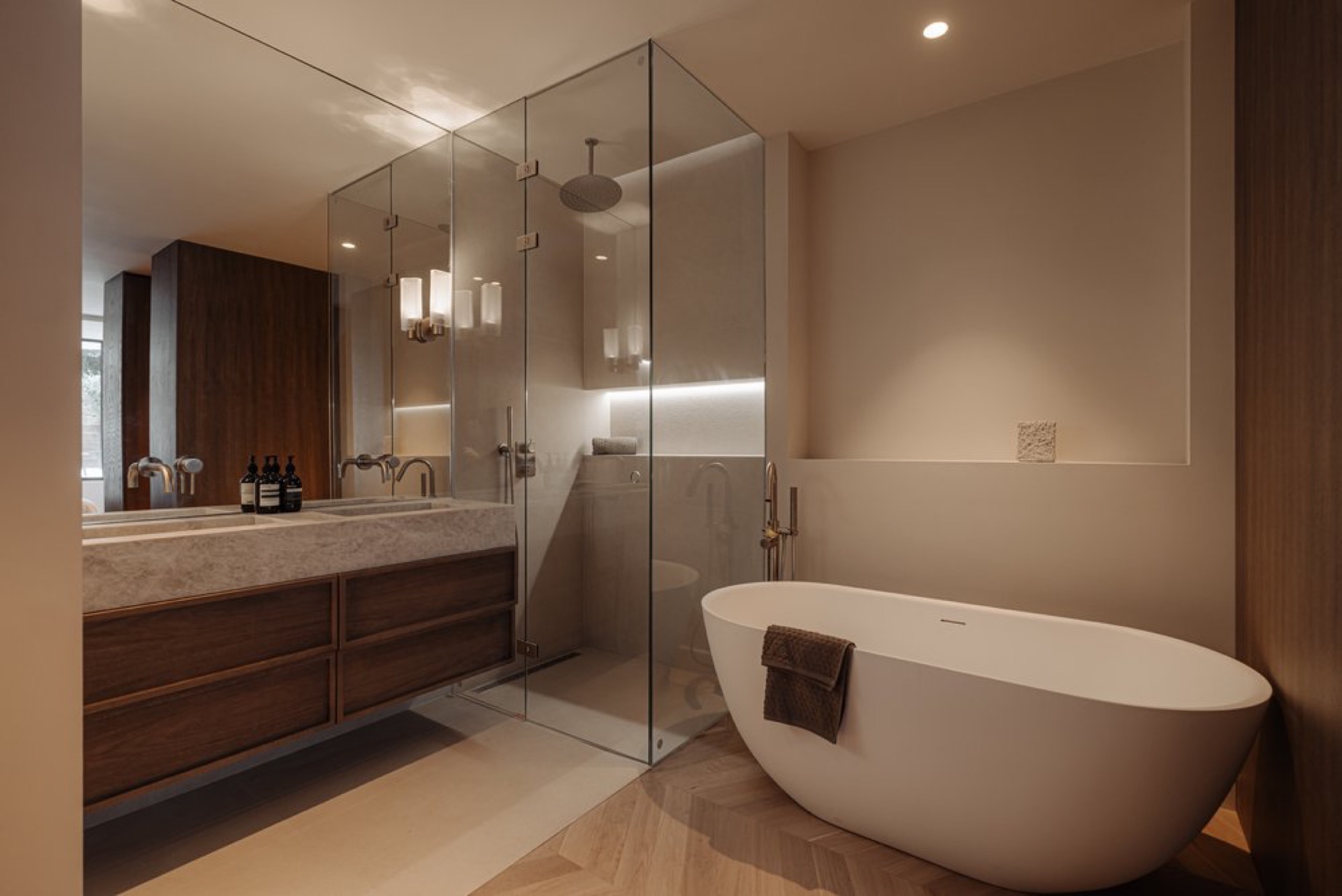 ristrutturazione case di campagna: bagno con vasca freestanding, pannello doccia in vetro e mobile lavabo in legno in stile, Luxury, Design, Exclusive, Modern, Custom Made, Special, Beautiful