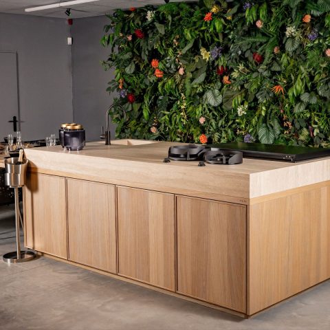 cucina outdoor in rovere showroom: eiken buitenkeuken in showroomopstelling met plantenwandaccent, Luxury, Design, Exclusive, Modern, Custom Made, Special, Beautiful