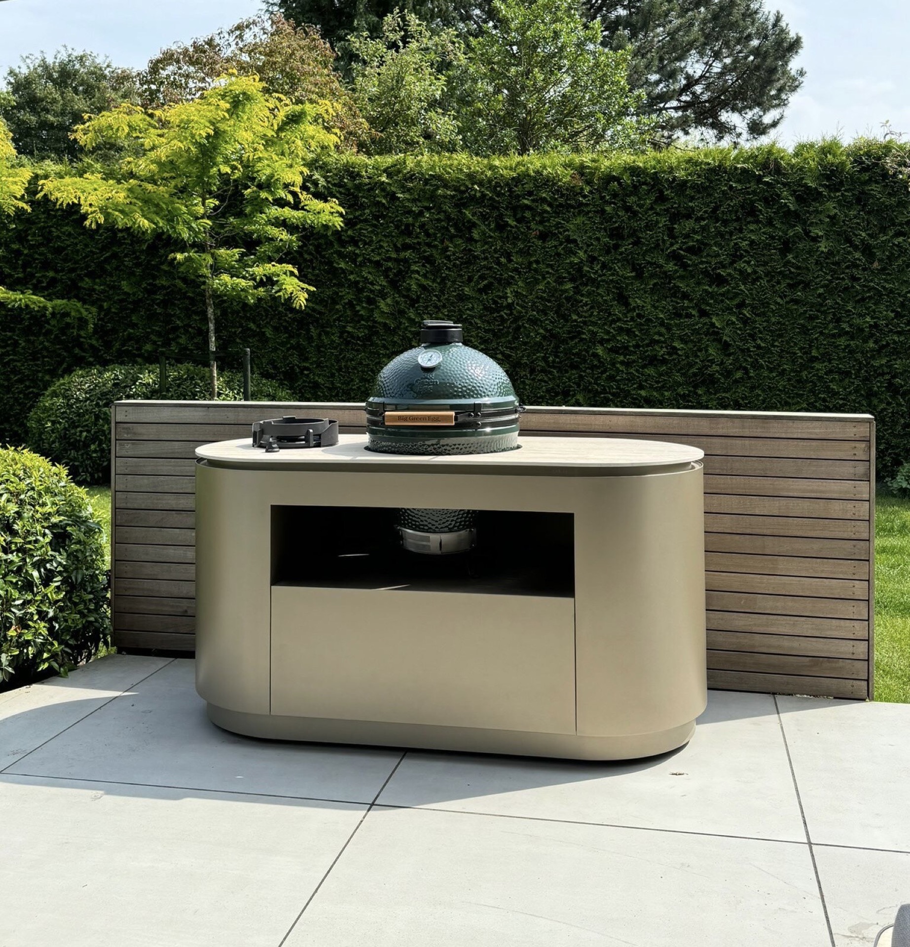 cucina da esterno mobile: cucina da esterno rotonda con kamado sul piano e vano portaoggetti aperto, patio e verde, Luxury, Design, Exclusive, Modern, Custom Made, Special, Beautiful