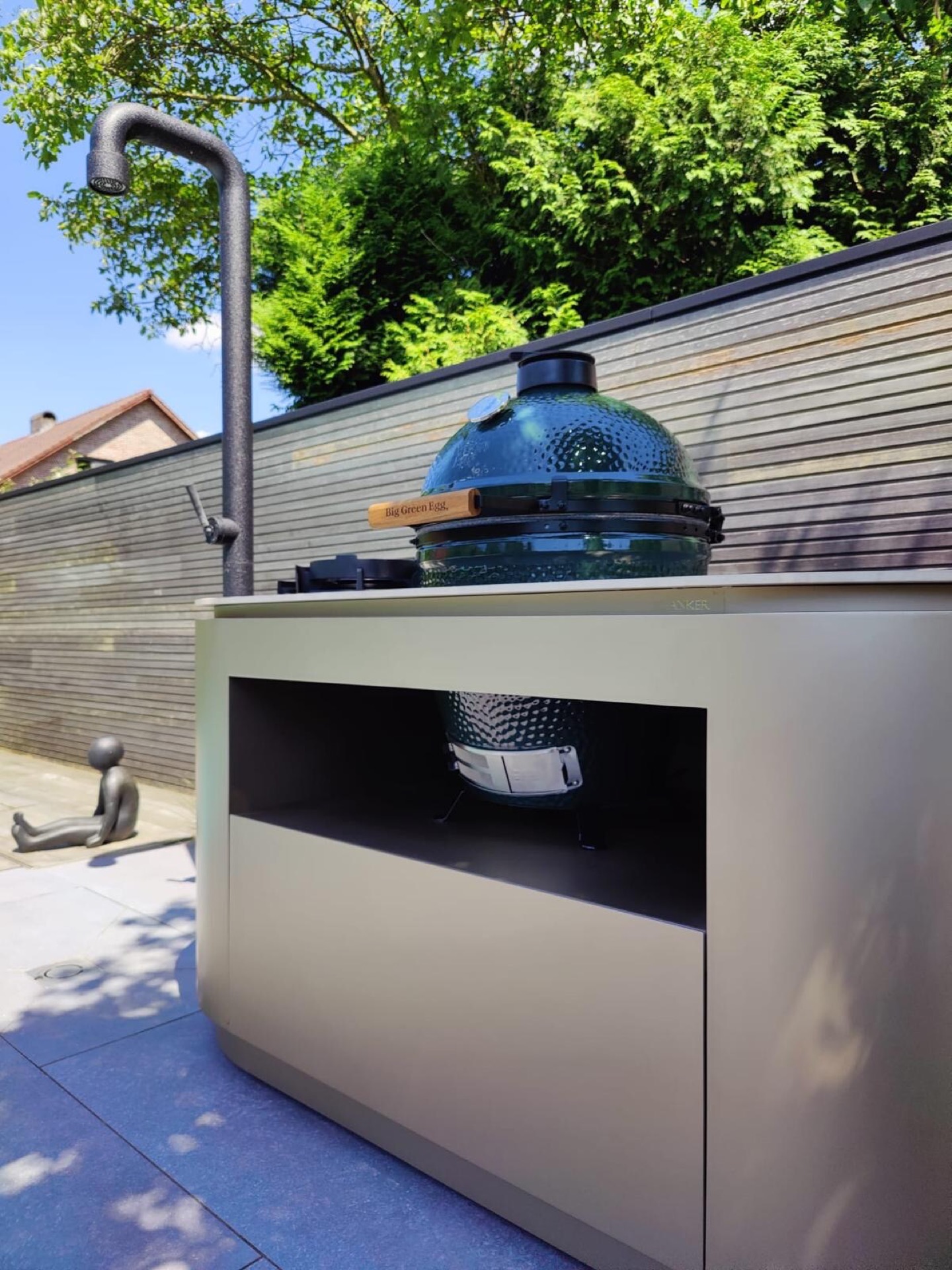 cucina da esterno mobile: primo piano della cucina da esterno: kamado sopra la nicchia aperta sotto il piano, parete in, Luxury, Design, Exclusive, Modern, Custom Made, Special, Beautiful
