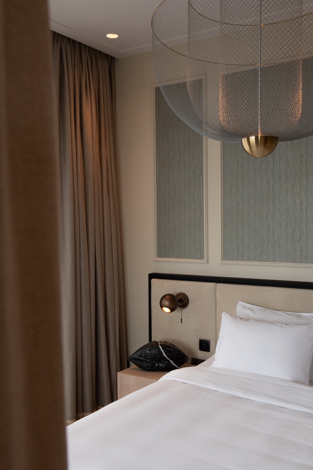 custom interior with marble accents: bedroom with curtains and window panels with textured glass and warm ambient lighting, Luxe, Design, Exclusief, Modern, Maatwerk, Bijzondere, Mooie