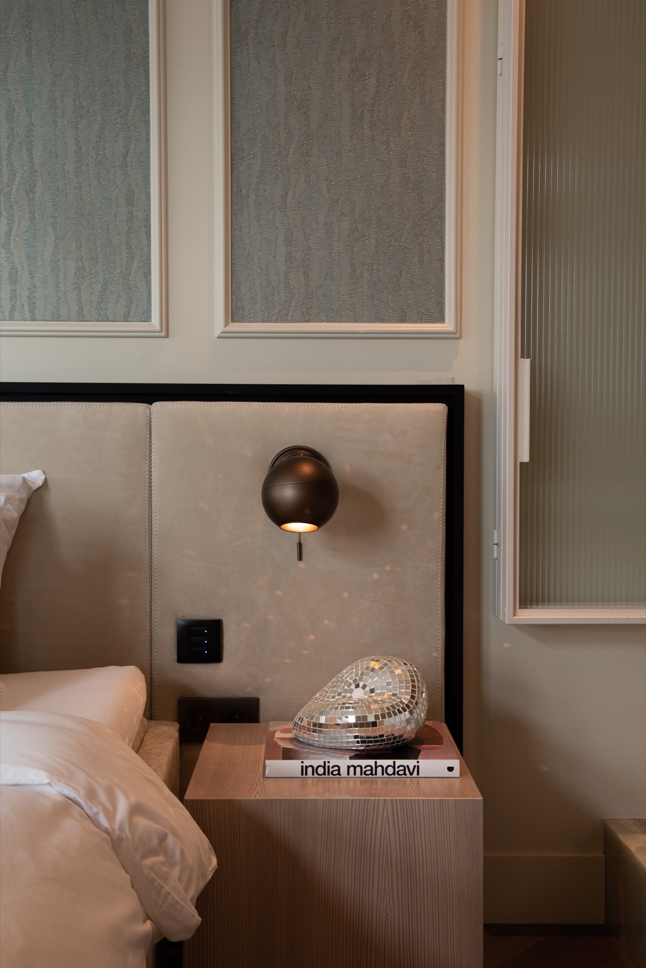 custom interior with marble accents: bedroom detail with upholstered headboard and framed window panels with elegant, Luxe, Design, Exclusief, Modern, Maatwerk, Bijzondere, Mooie