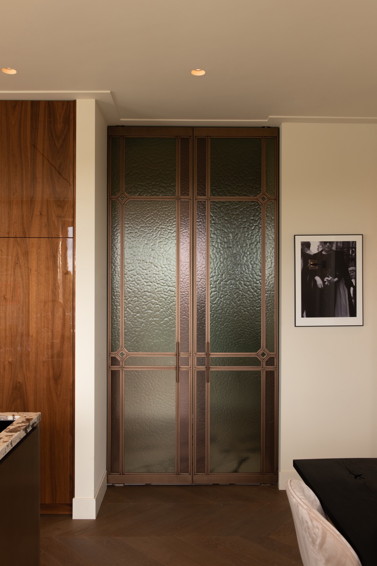 custom interior with marble accents: hall detail with wooden frame and stained-glass-like insert in a doorway, Luxe, Design, Exclusief, Modern, Maatwerk, Bijzondere, Mooie