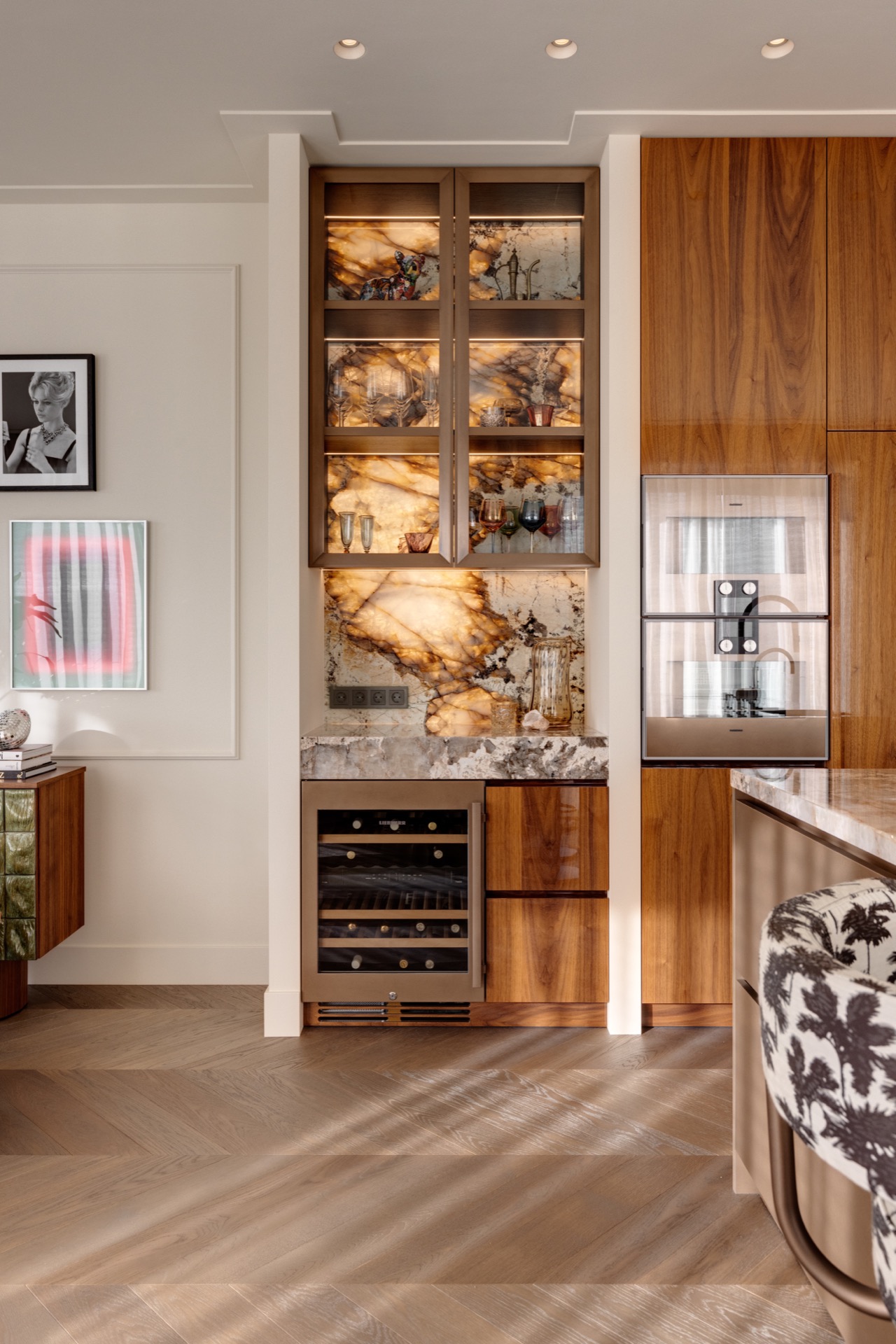 custom interior with marble accents: luxury custom kitchen wall with marble-like backsplash and built-in niche lighting, Luxe, Design, Exclusief, Modern, Maatwerk, Bijzondere, Mooie