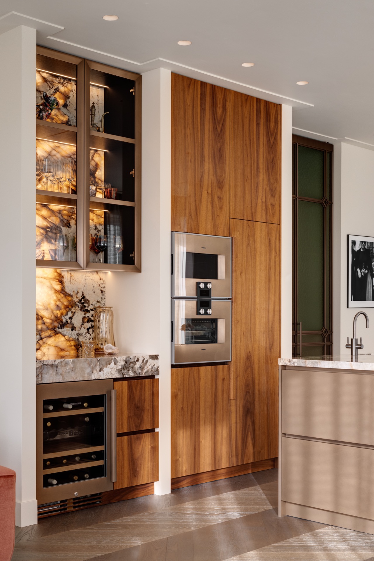 custom interior with marble accents: kitchen wall with wooden panel doors and lit niches with a marble-like back panel, Luxe, Design, Exclusief, Modern, Maatwerk, Bijzondere, Mooie