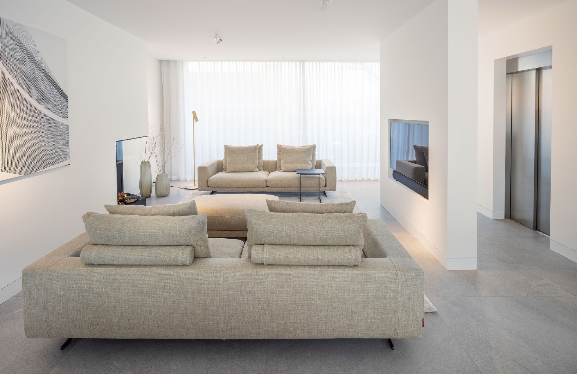 scala in legno su misura per interni: soggiorno luminoso con divano beige, pavimento in pietra e grande finestra, Luxe, Design, Exclusief, Modern, Maatwerk, Bijzondere, Mooie