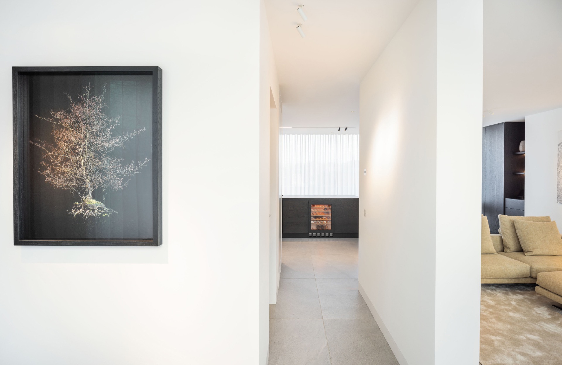 scala in legno su misura per interni: vista verso una nicchia del camino scura da un corridoio bianco, Luxe, Design, Exclusief, Modern, Maatwerk, Bijzondere, Mooie