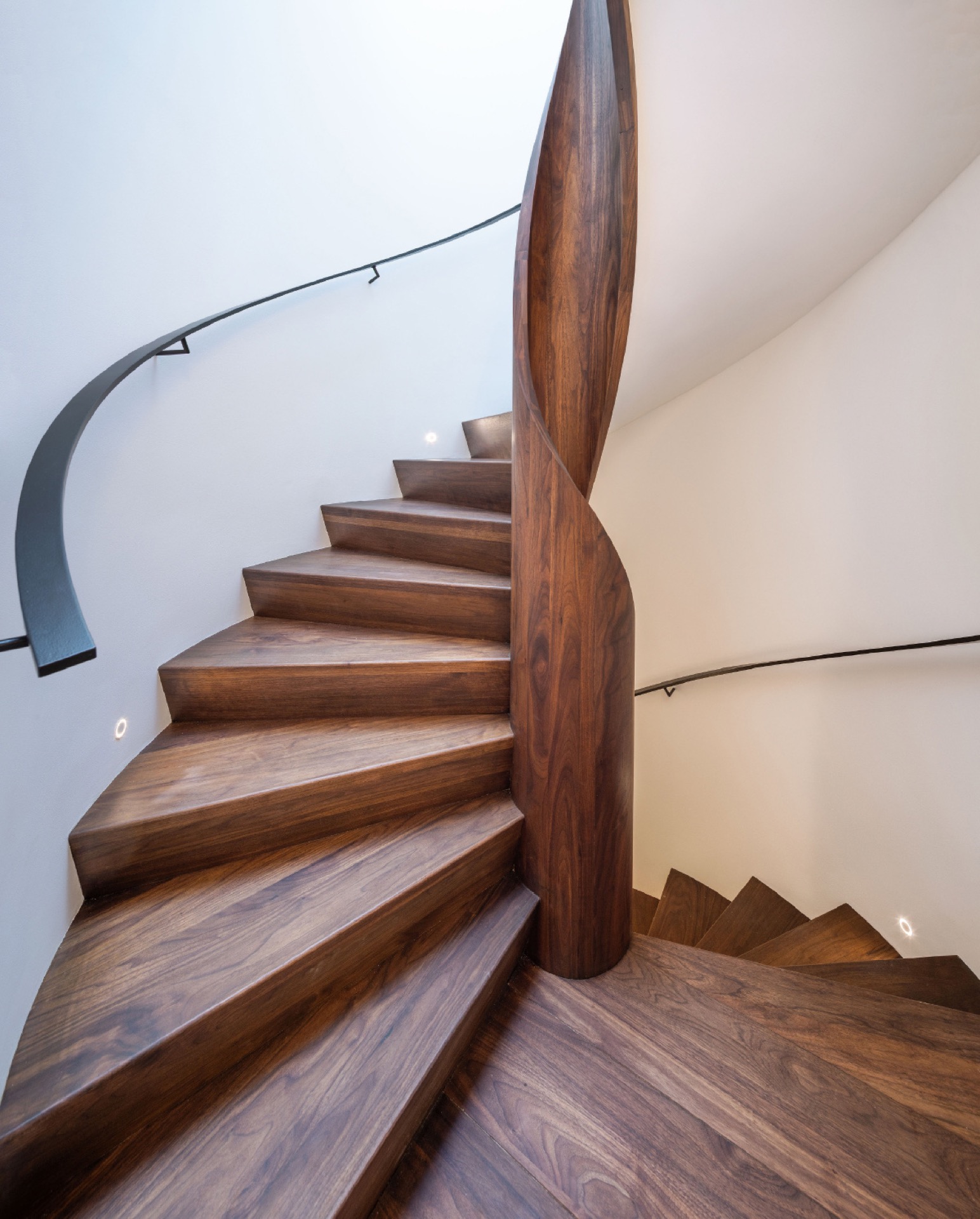 scala in legno su misura per interni: scala in legno con corrimano curvo scuro e pareti bianche, Luxe, Design, Exclusief, Modern, Maatwerk, Bijzondere, Mooie