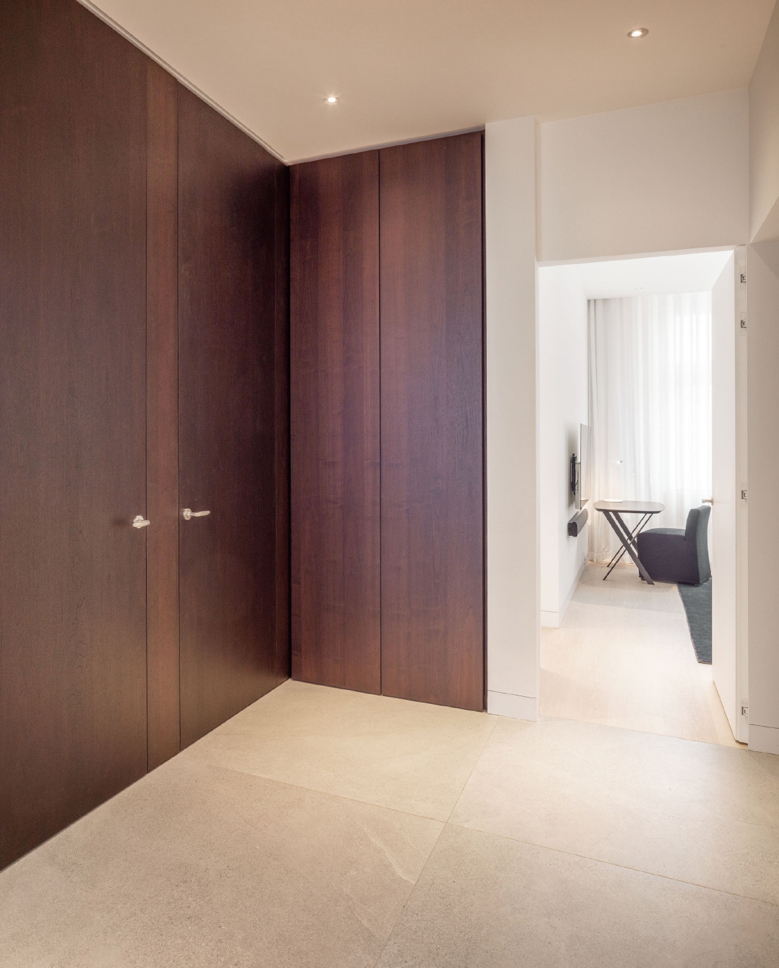 scala in legno su misura per interni: corridoio con parete di pannelli in legno scuro e apertura bianca, Luxe, Design, Exclusief, Modern, Maatwerk, Bijzondere, Mooie