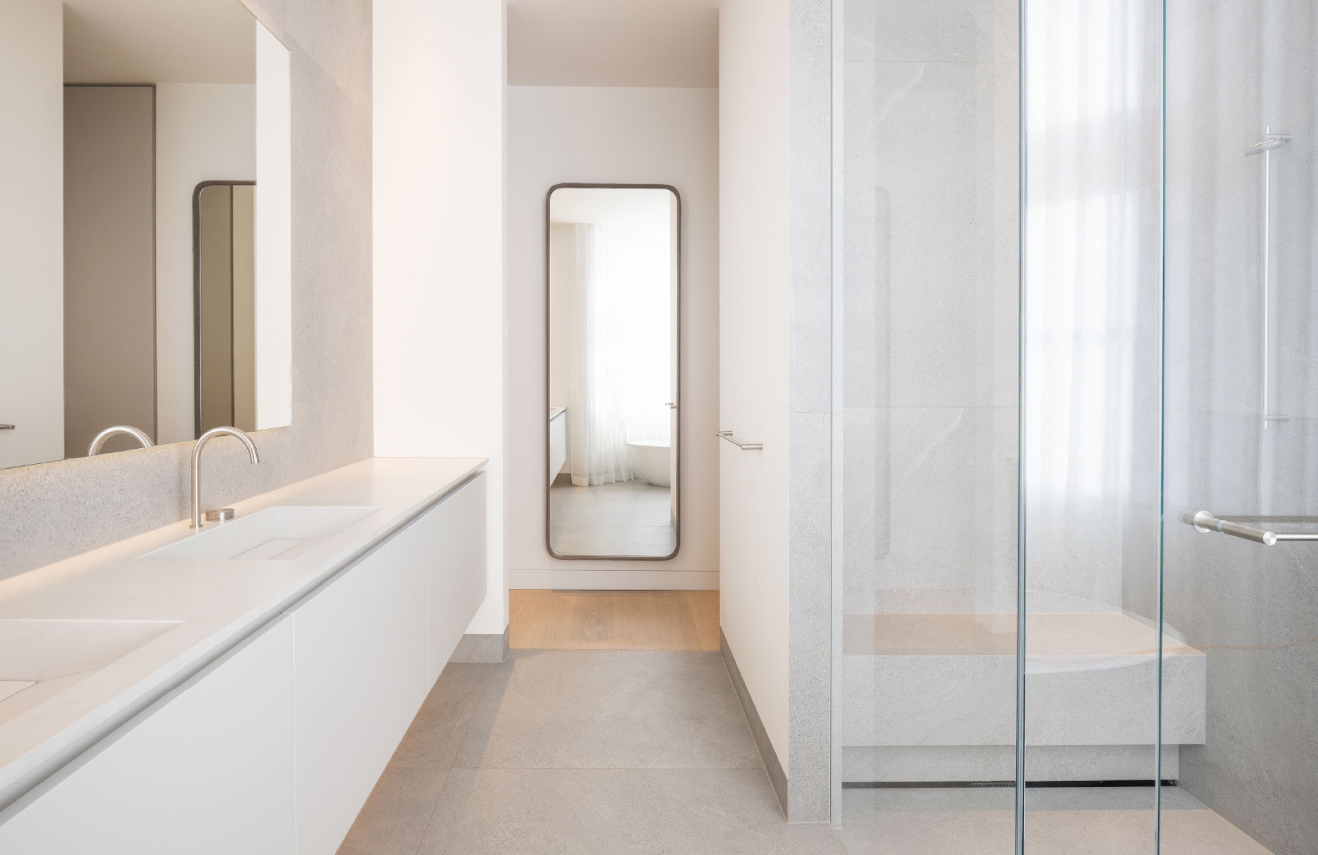 scala in legno su misura per interni: bagno moderno con doppio lavabo, specchio e doccia in vetro, Luxe, Design, Exclusief, Modern, Maatwerk, Bijzondere, Mooie