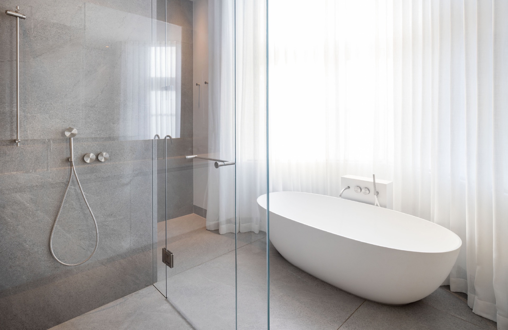 scala in legno su misura per interni: bagno con vasca freestanding, box doccia in vetro e pietra grigio chiaro, Luxe, Design, Exclusief, Modern, Maatwerk, Bijzondere, Mooie