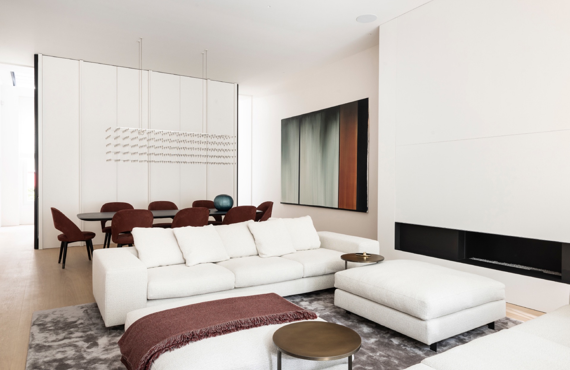 interno di appartamento stile museo: soggiorno con divano bianco a L, nicchia del camino nera e opere d’arte in parete, Luxury, Design, Exclusive, Modern, Custom Made, Special, Beautiful