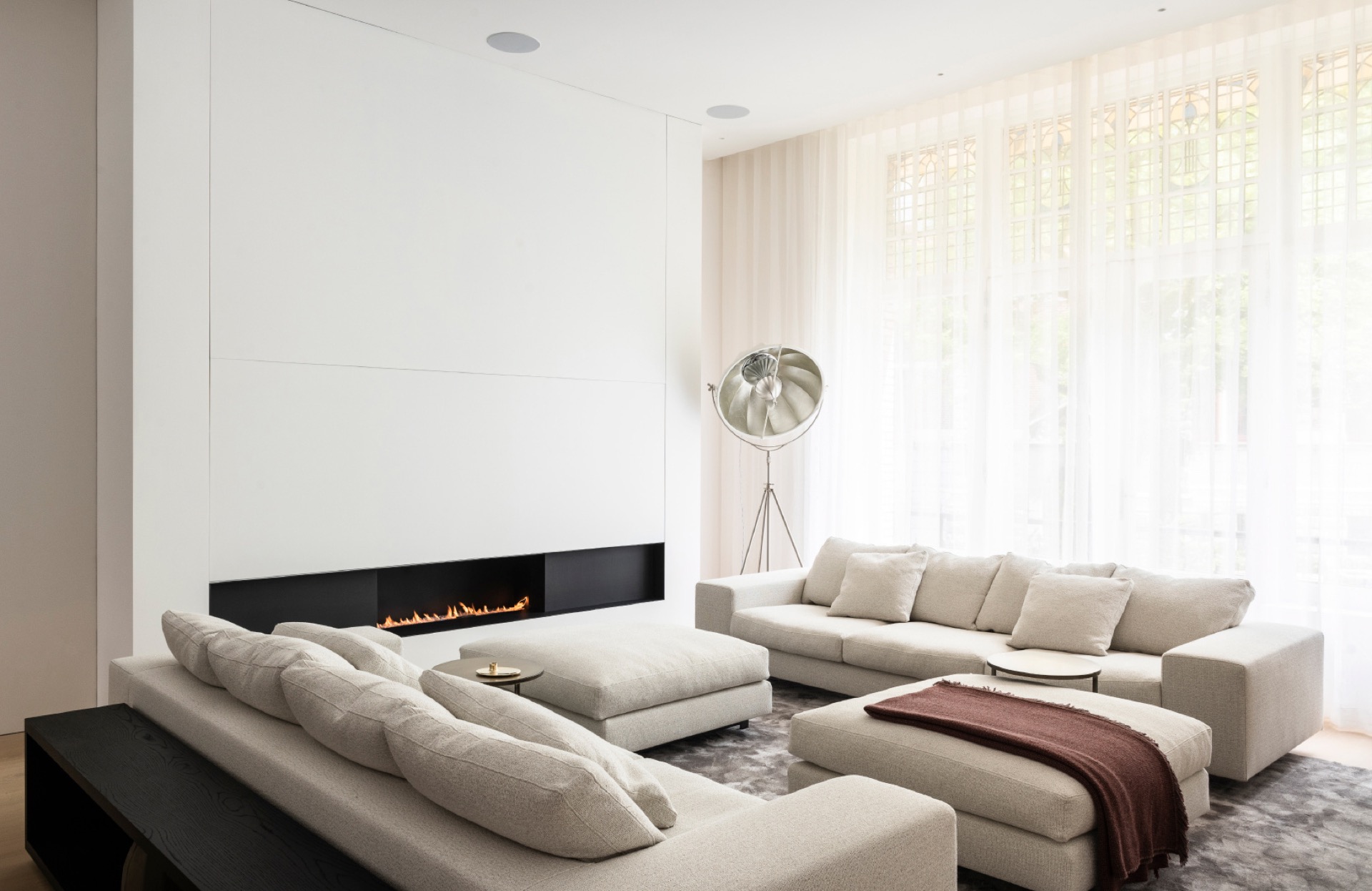 interno di appartamento stile museo: soggiorno luminoso con divano ad angolo, camino incassato e tendaggi trasparenti, Luxury, Design, Exclusive, Modern, Custom Made, Special, Beautiful