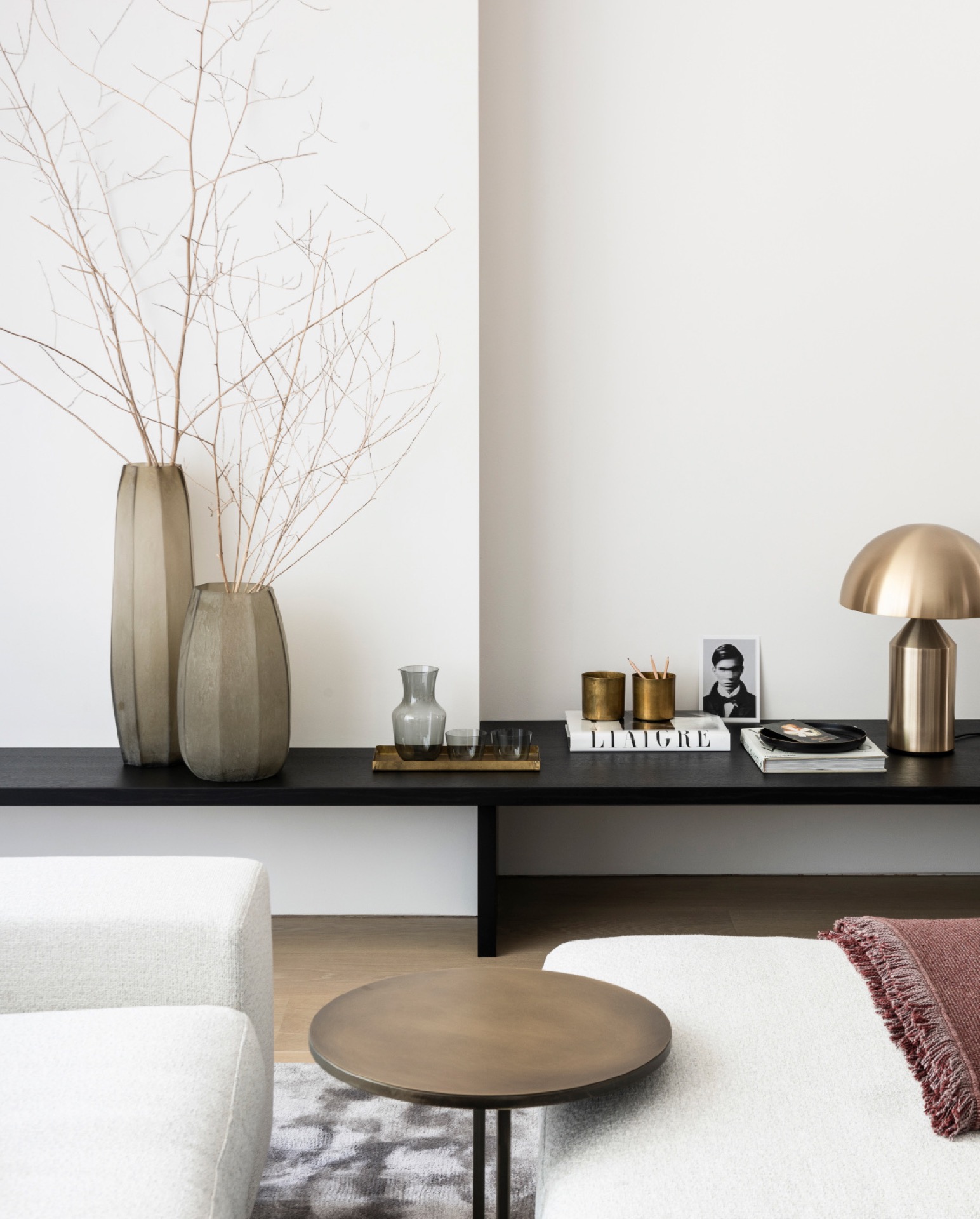 interno di appartamento stile museo: dettaglio della consolle con lampada e accessori a vaso contro una parete bianca in, Luxury, Design, Exclusive, Modern, Custom Made, Special, Beautiful