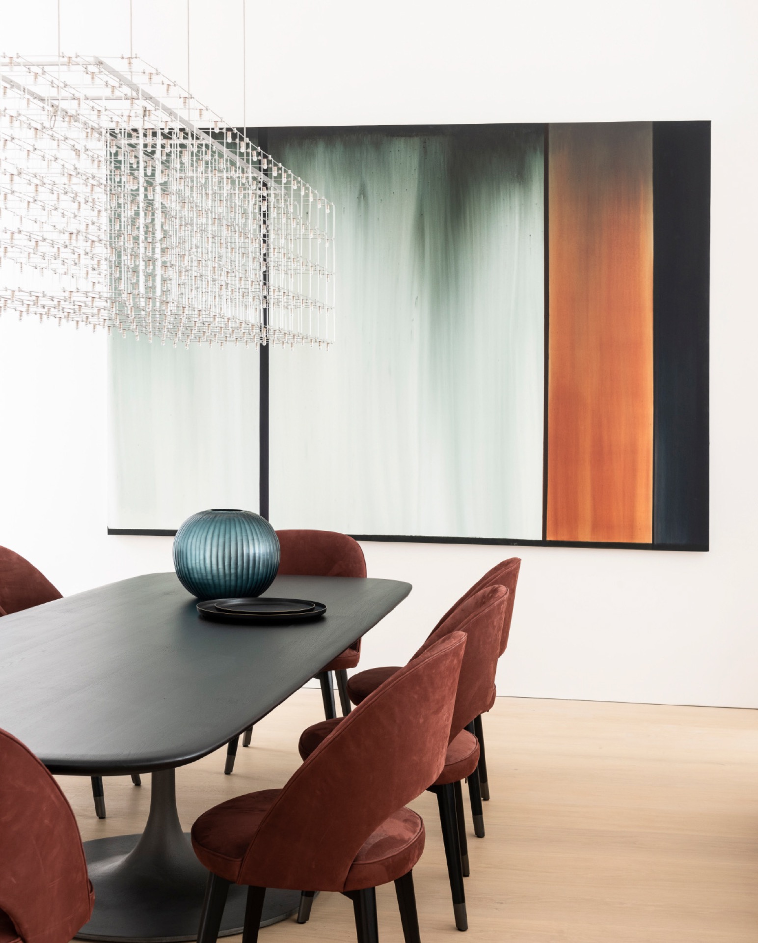 interno di appartamento stile museo: zona pranzo con tavolo, sedie e pannelli murali astratti in un appartamento luminoso, Luxury, Design, Exclusive, Modern, Custom Made, Special, Beautiful