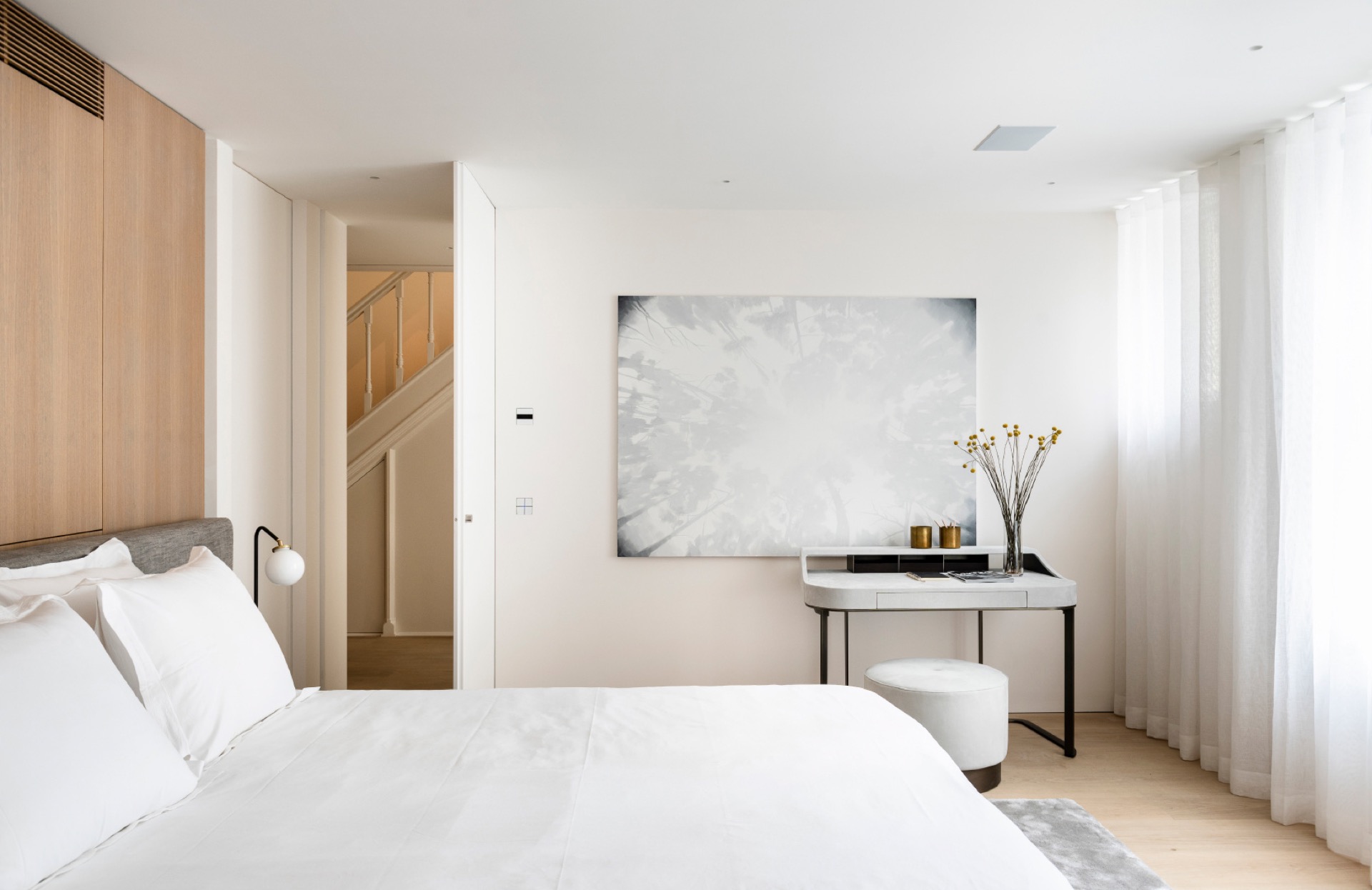 interno di appartamento stile museo: camera con letto chiaro, armadi in legno integrati e opera d’arte sopra una consolle, Luxury, Design, Exclusive, Modern, Custom Made, Special, Beautiful
